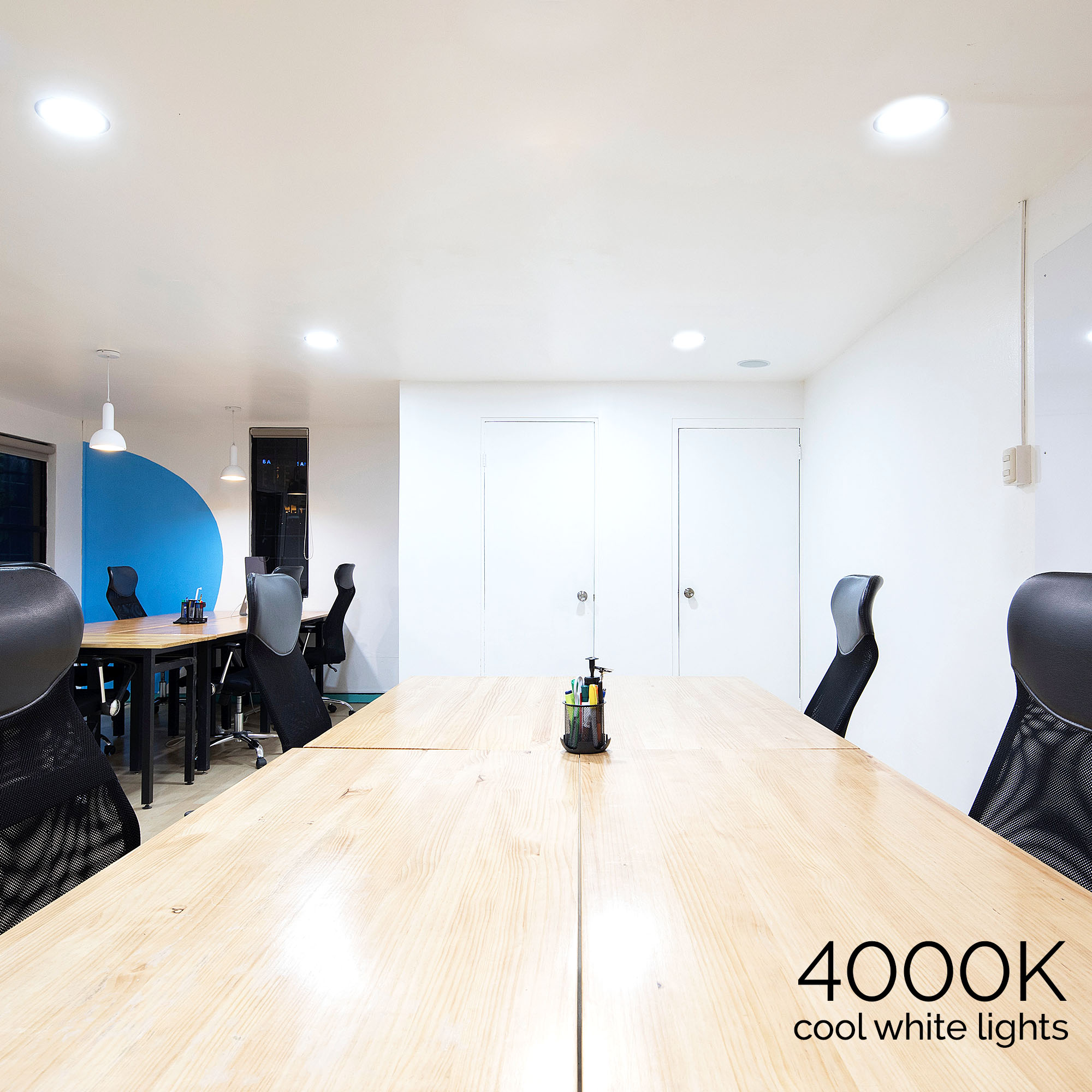 Büro-Besprechungsraum mit Holztischen, Stühlen und weißen Wänden. 4000K kaltweiße Lichter.