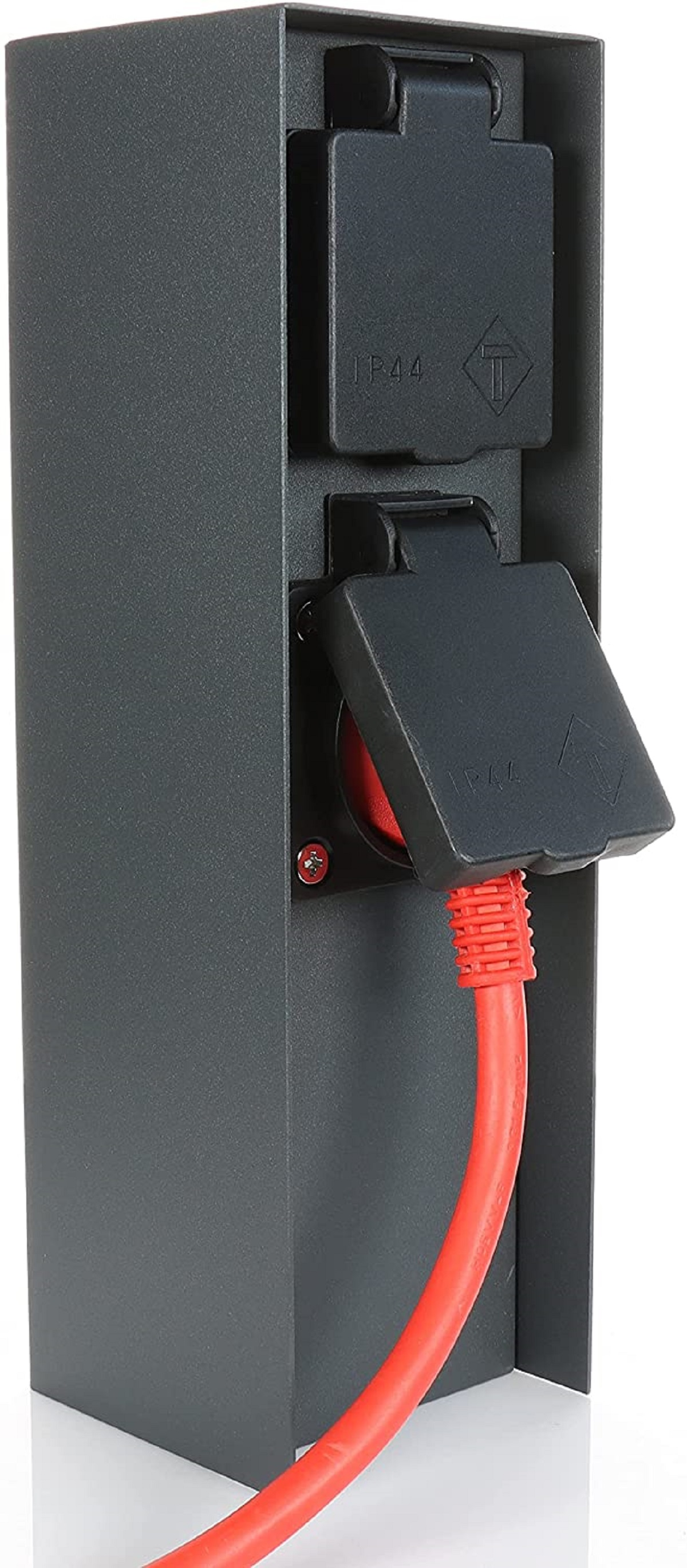 Graue Metall-Außensteckdose mit zwei Steckdosen und einem orangefarbenen Netzkabel, weißer Hintergrund.