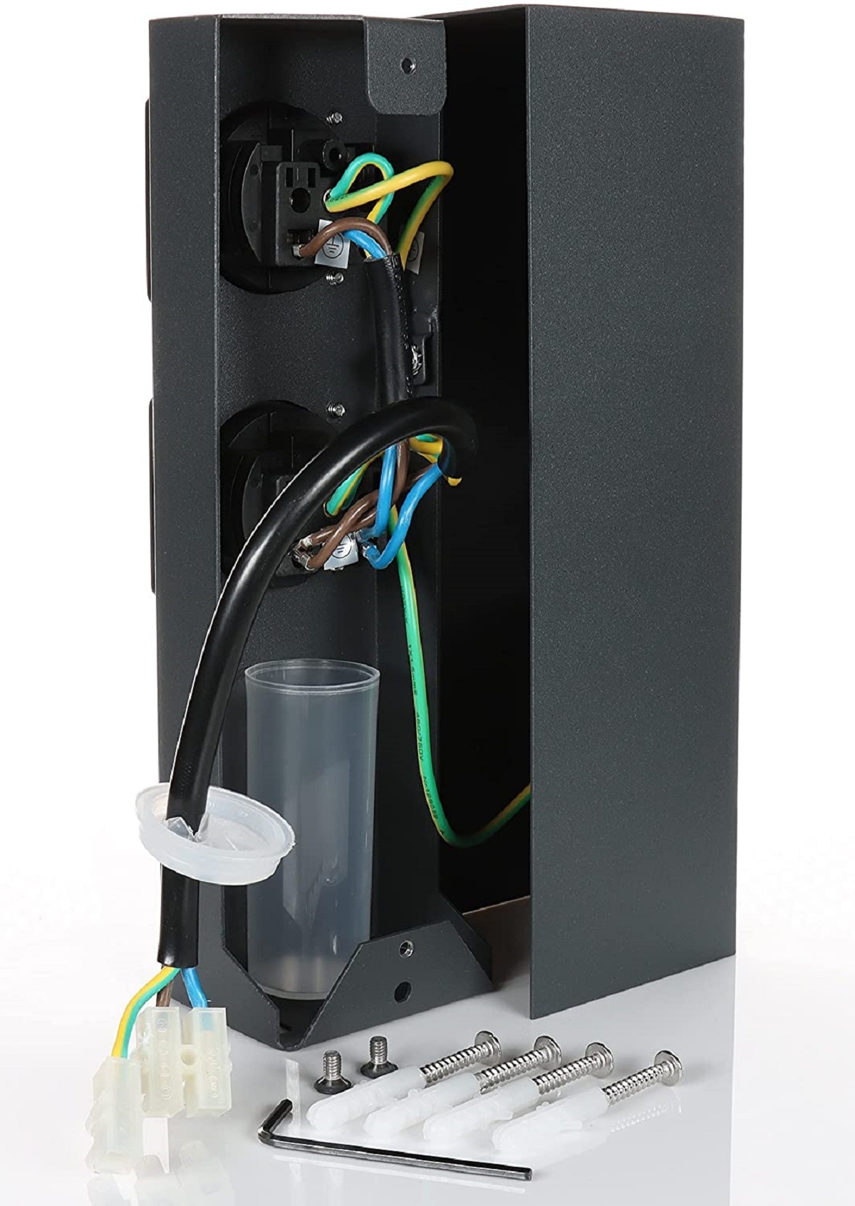 Geöffnete Elektrobox mit Drähten und Steckern. Weißer Hintergrund.
