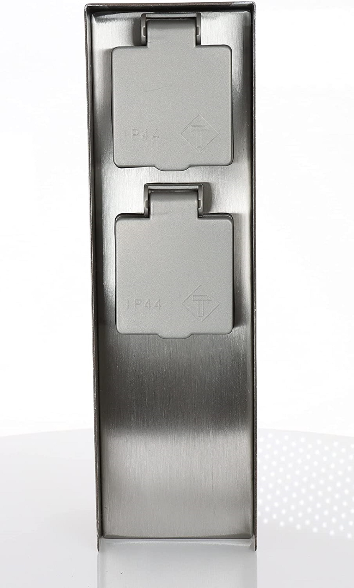 Zwei graue Steckdosen in einem Metallrahmen montiert. Der Hintergrund ist weiß.