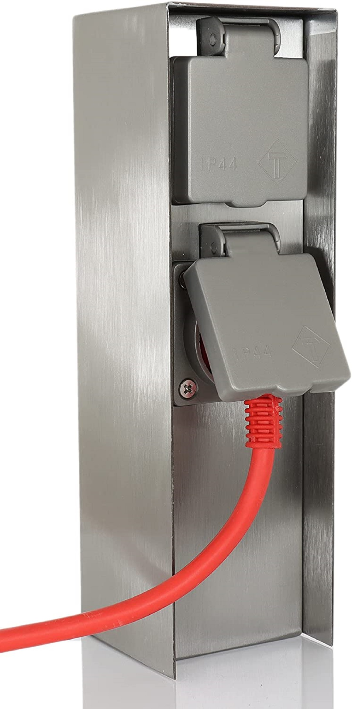Edelstahl-Außensteckdose mit rotem Kabel auf weißem Hintergrund.