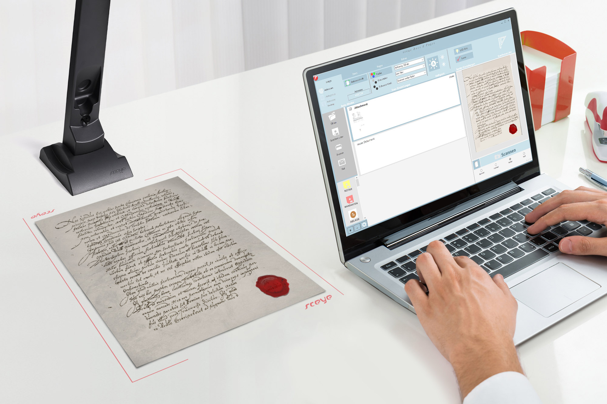 Eine Person scannt ein Dokument auf einem Laptop mit einem Scanner. Ein Dokument mit rotem Siegel liegt auf dem Schreibtisch.