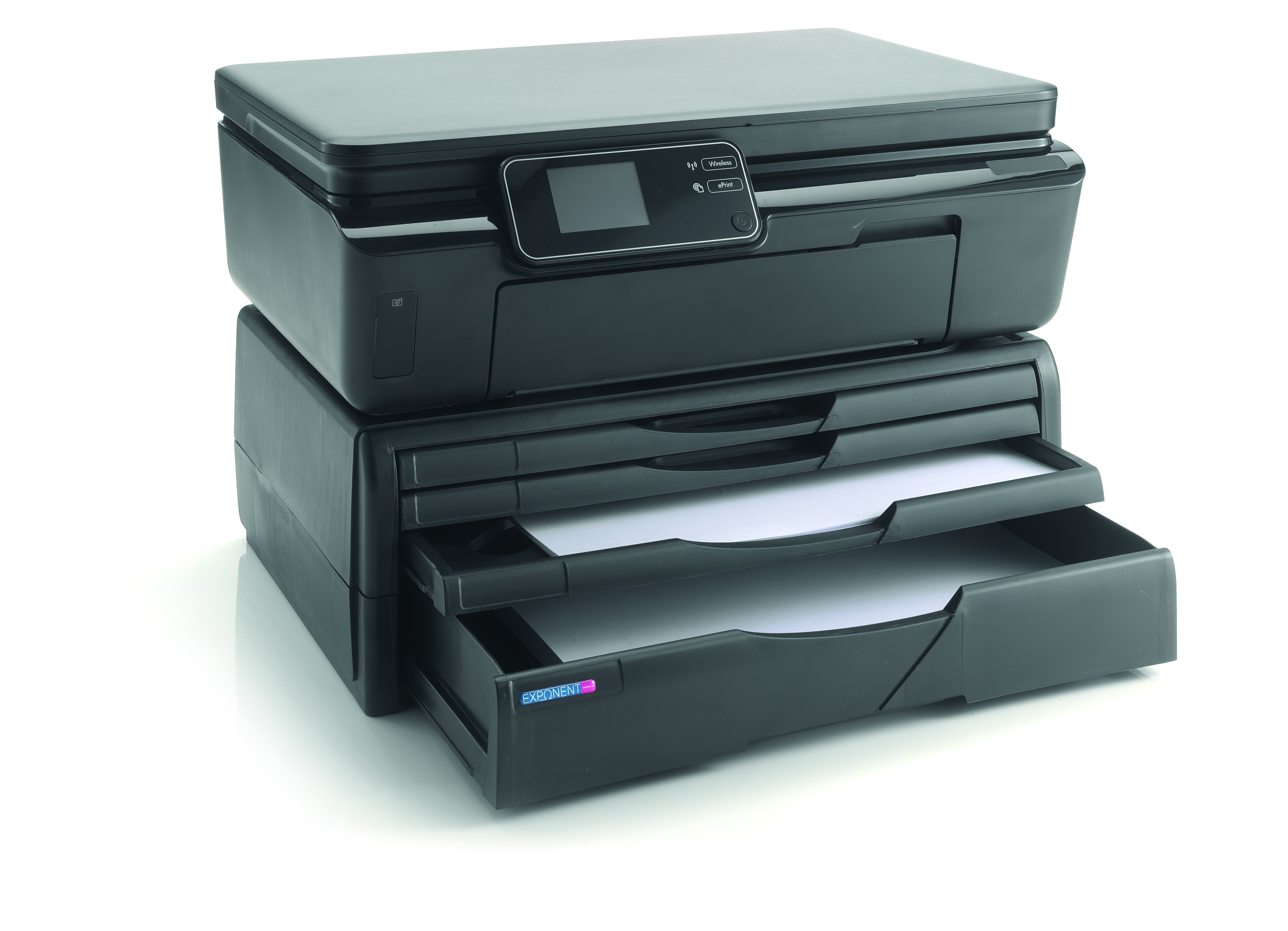 Ein schwarzer Drucker mit zwei Papierschubladen. Ein Drucker mit Scanner oben auf einer Schublade mit Papier.