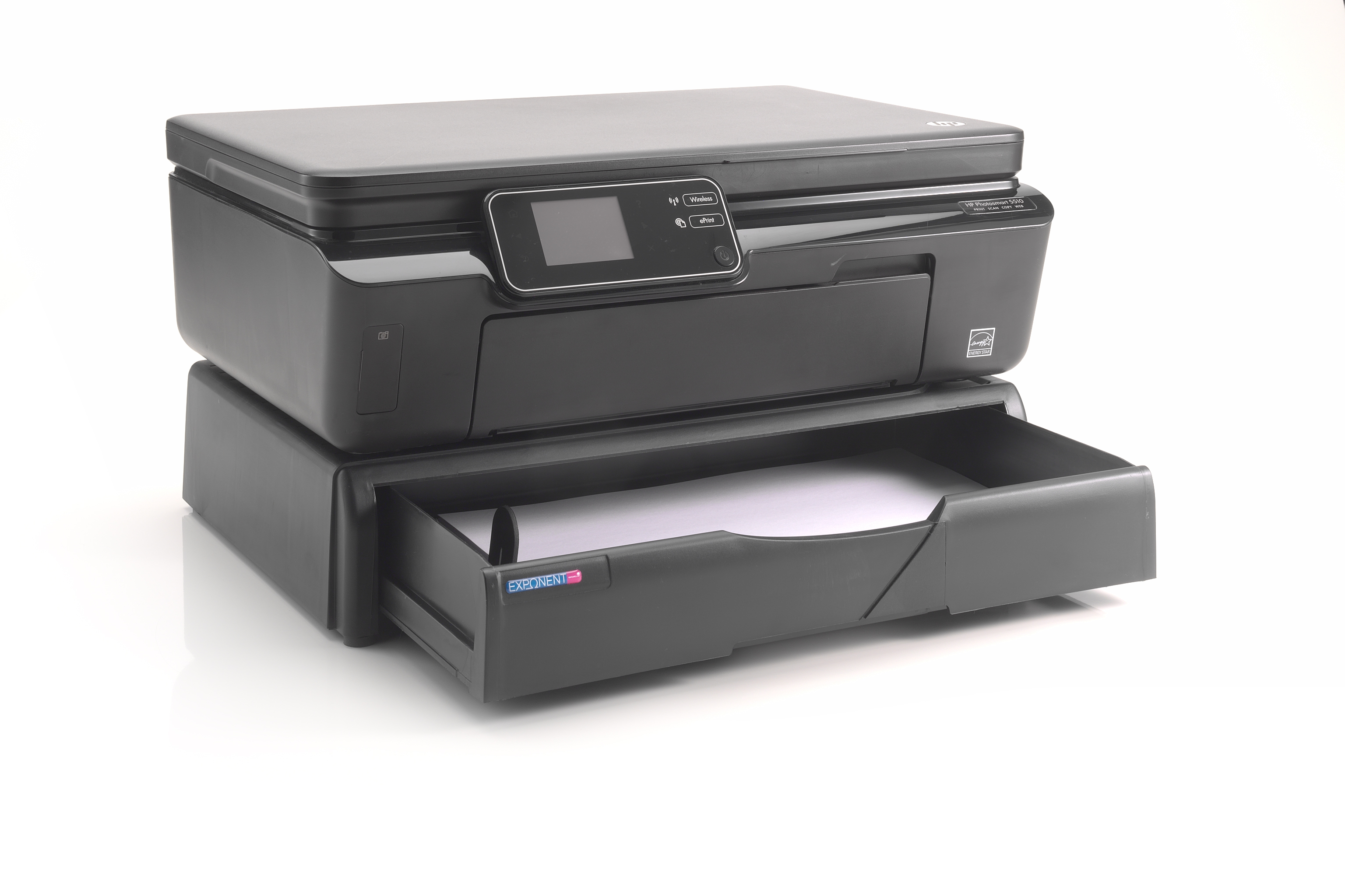 Ein schwarzer Drucker mit geöffnetem Papierschacht, der weißes Papier zeigt. Weißer Hintergrund.