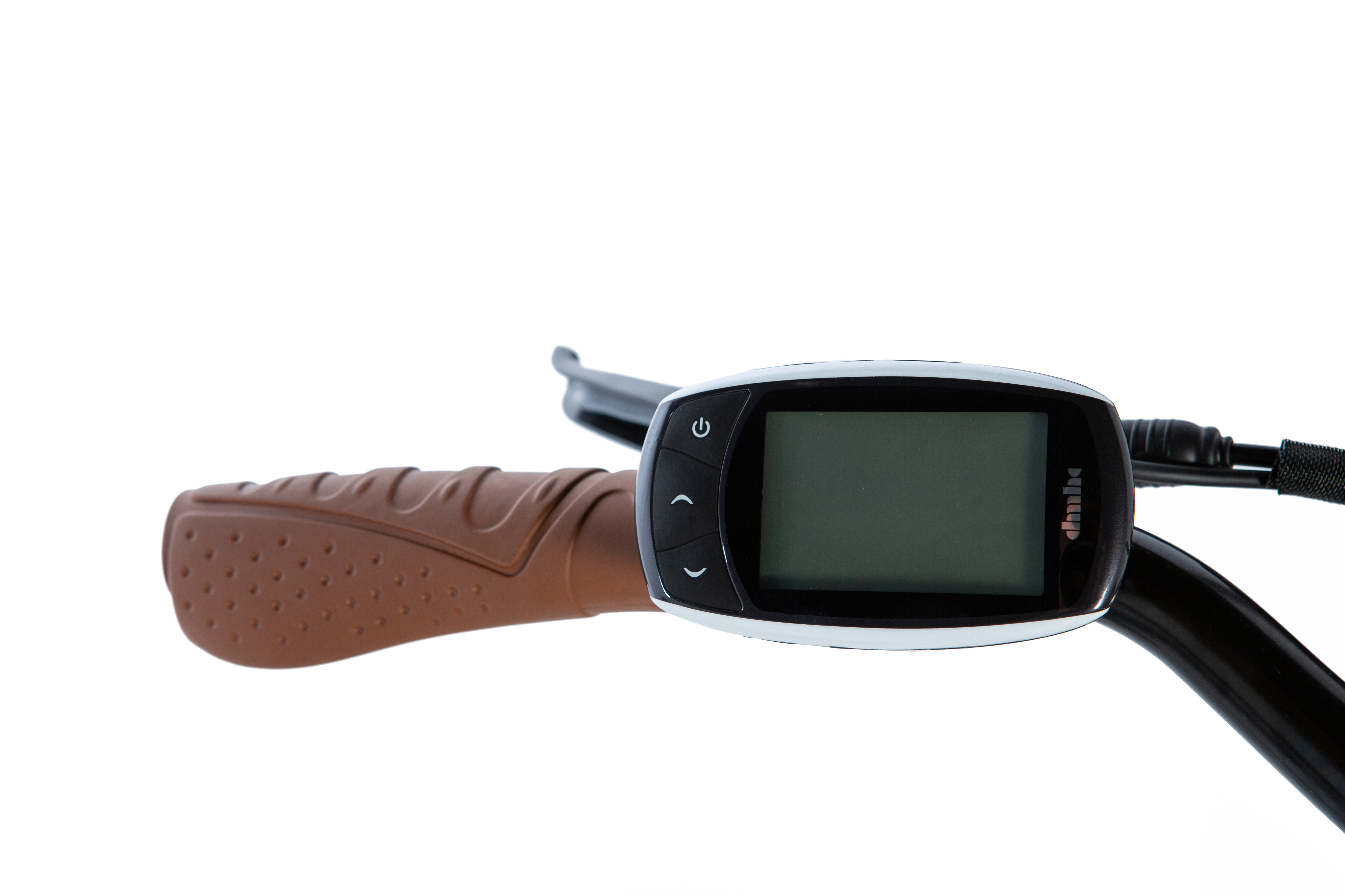 Un manubrio per bicicletta con impugnatura marrone e un display digitale con testo nero su schermo grigio.