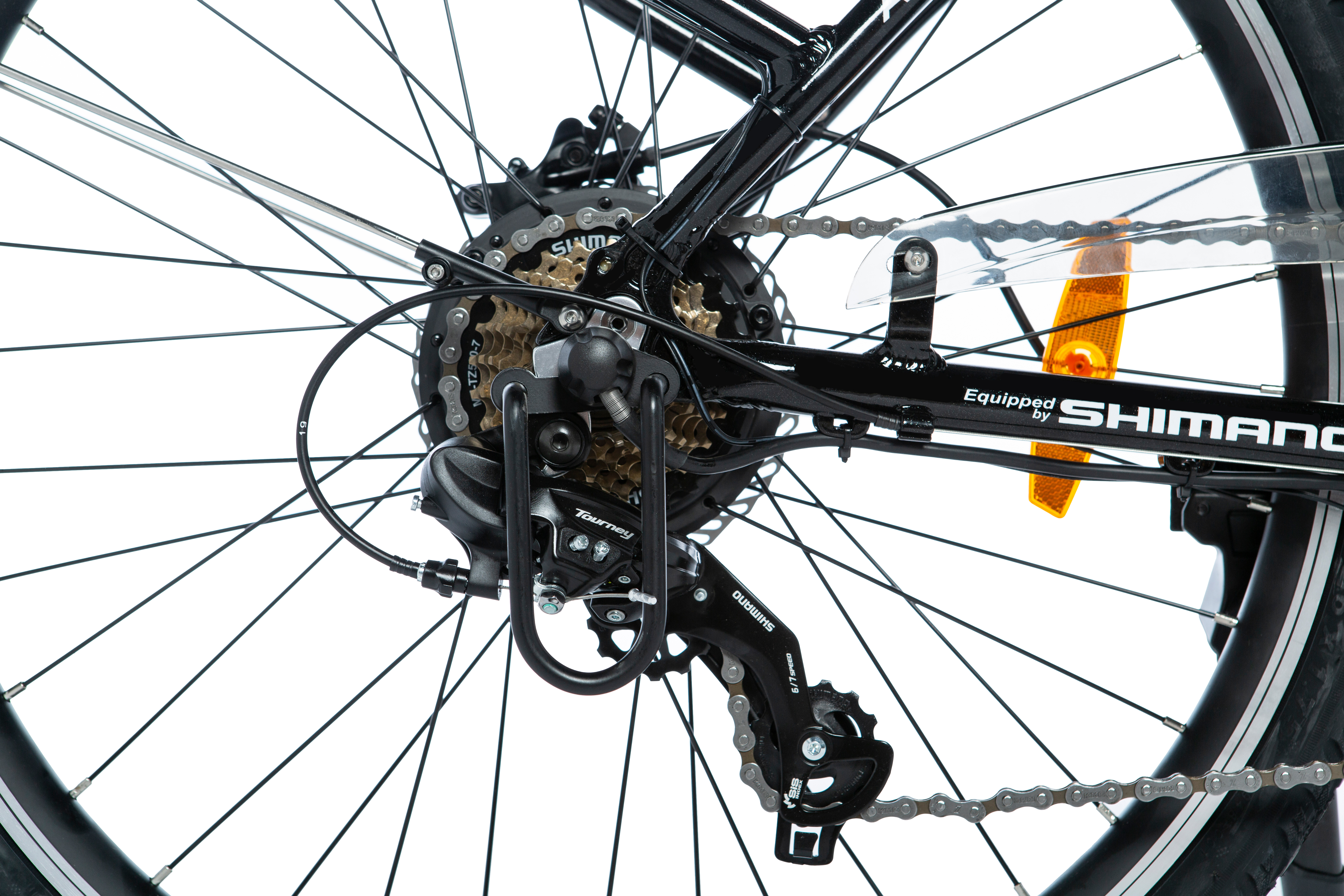 Ruota posteriore di una bicicletta, con ingranaggi, catena e deragliatore Shimano. Colori nero e argento.