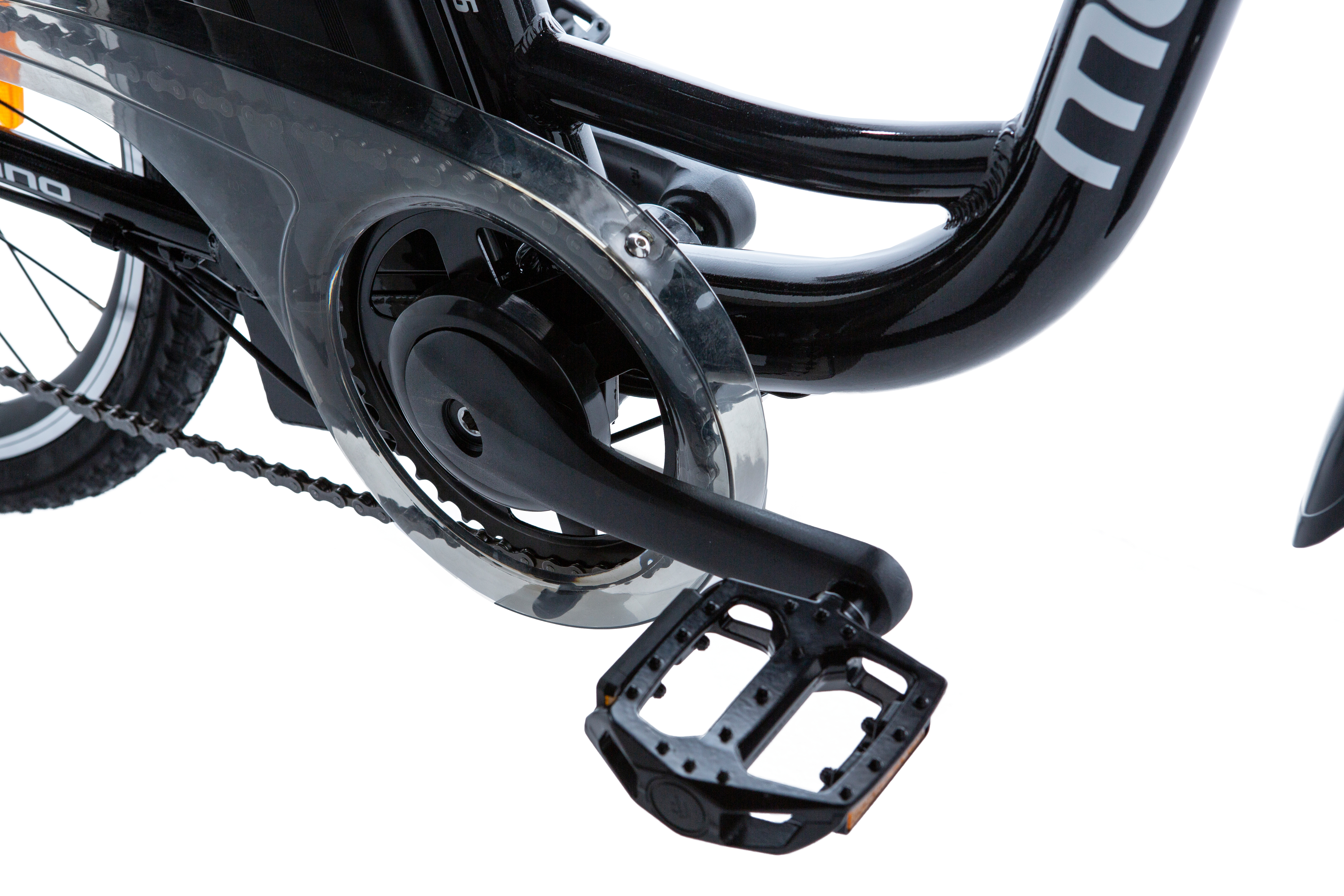 Primo piano del pedale e della catena di una e-bike nera. Protezione catena argentata e sfondo bianco.