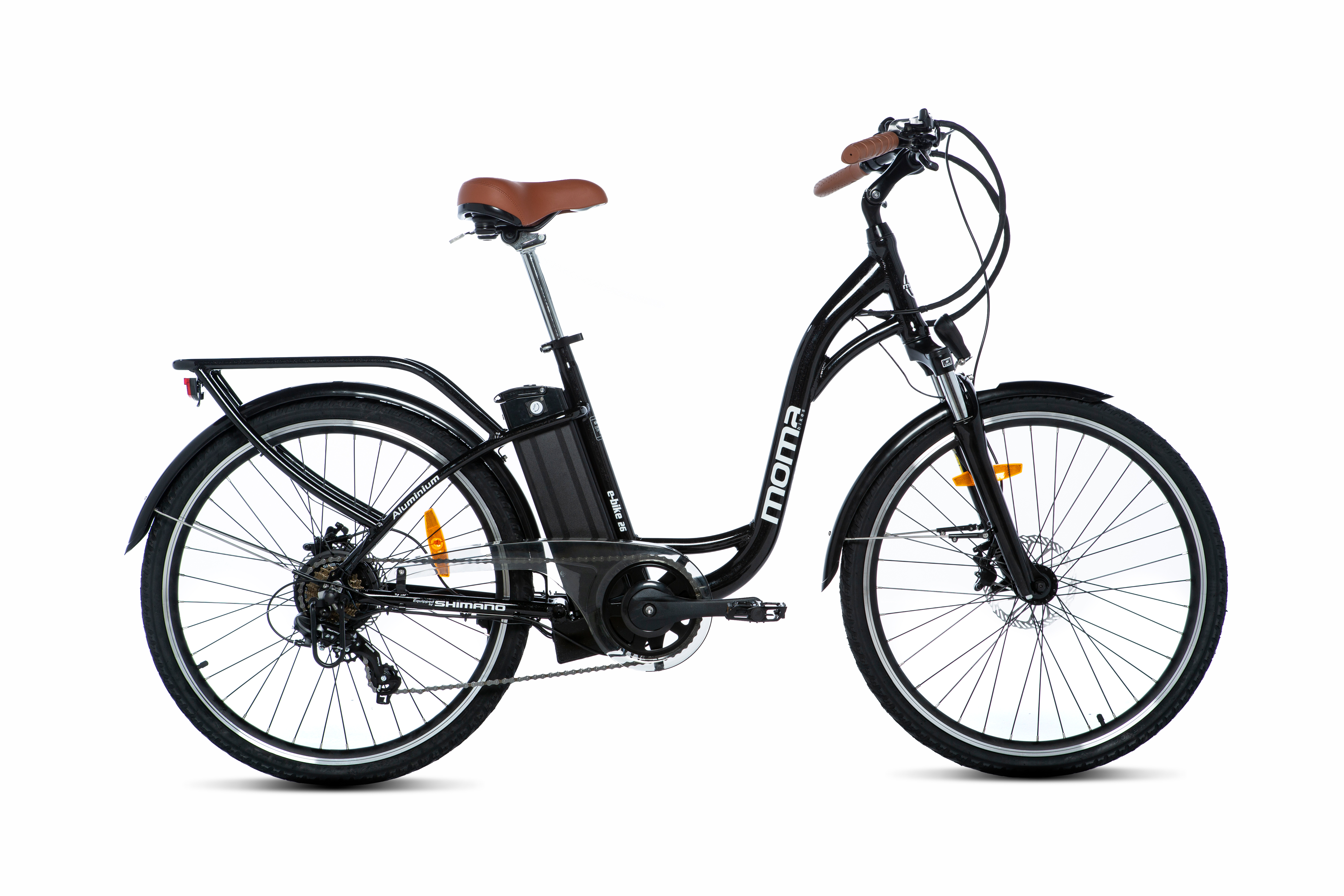 Bicicletta elettrica nera e argento. Sella marrone, pneumatici neri, sfondo bianco.