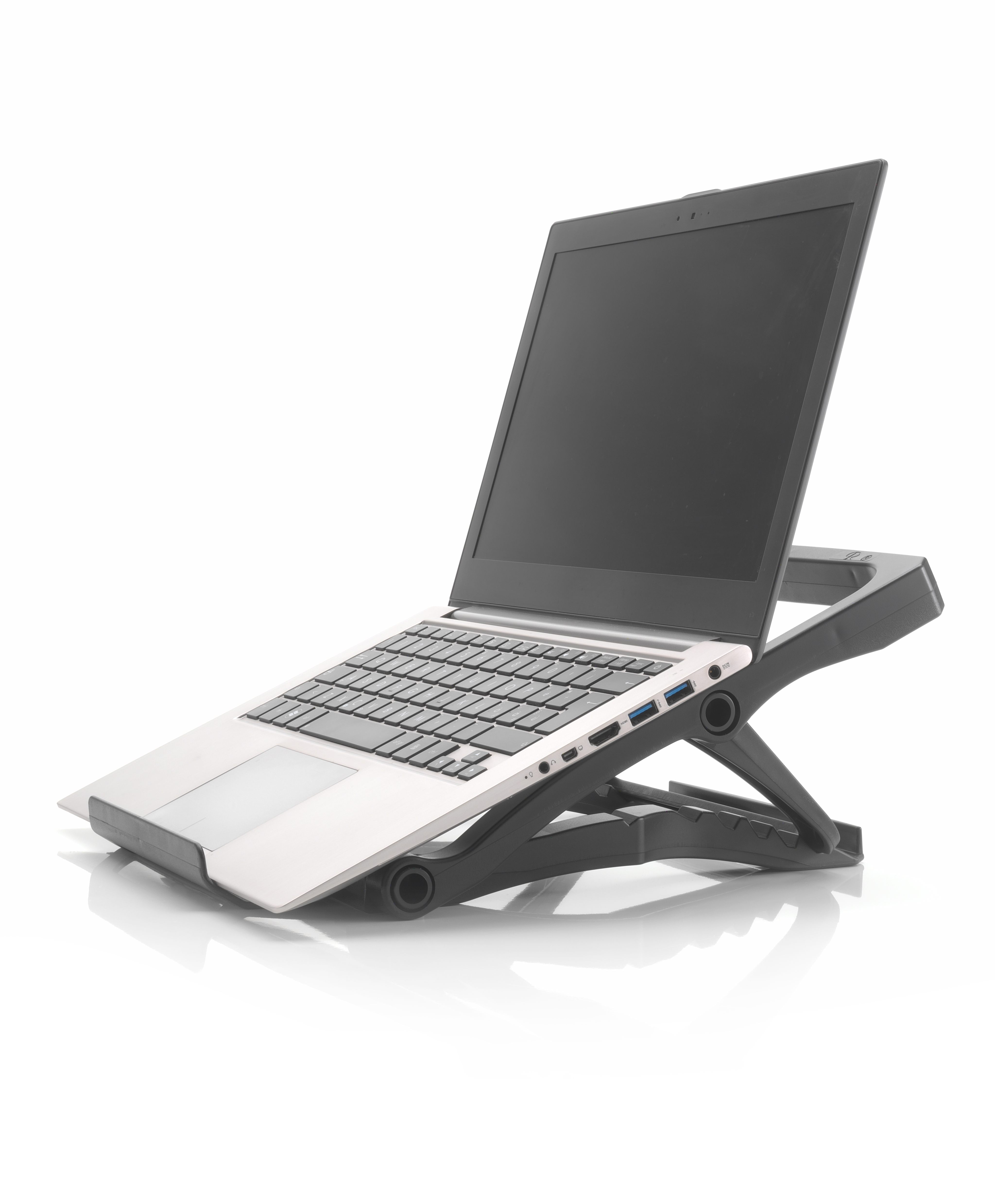 Laptop auf einem schwarzen Ständer, offen. Weißer Hintergrund, Bildschirm schwarz.