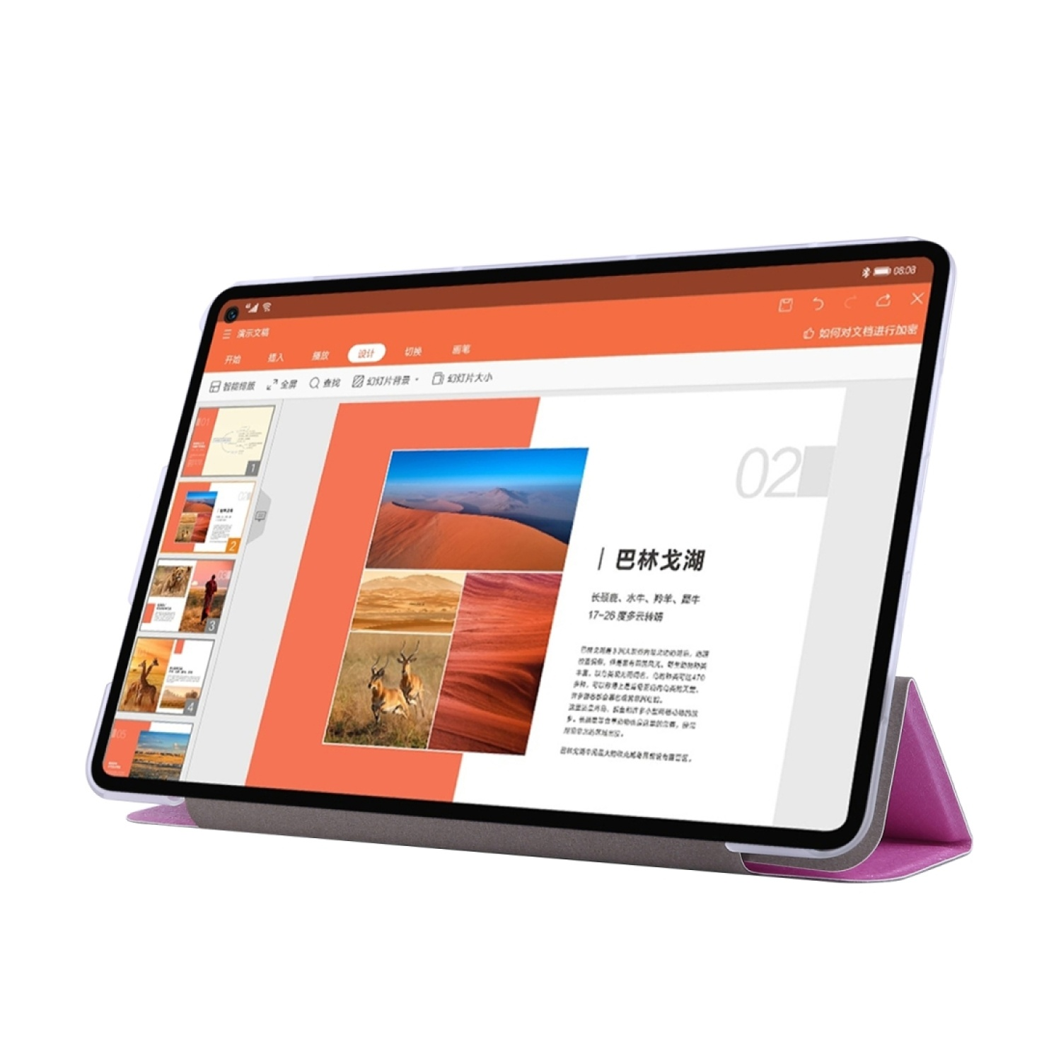Tablet mit Präsentation auf dem Bildschirm, in einem rosa Etui aufgestellt, mit Wüstenlandschaft.