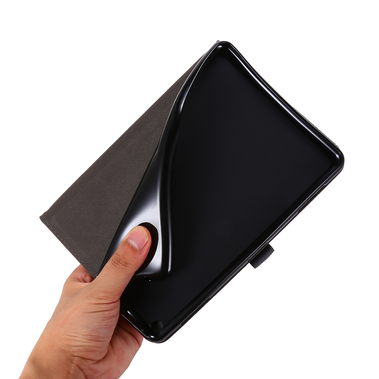 Hand hält eine schwarze Tablet-Hülle, teilweise geöffnet, zeigt die Innenseite.
