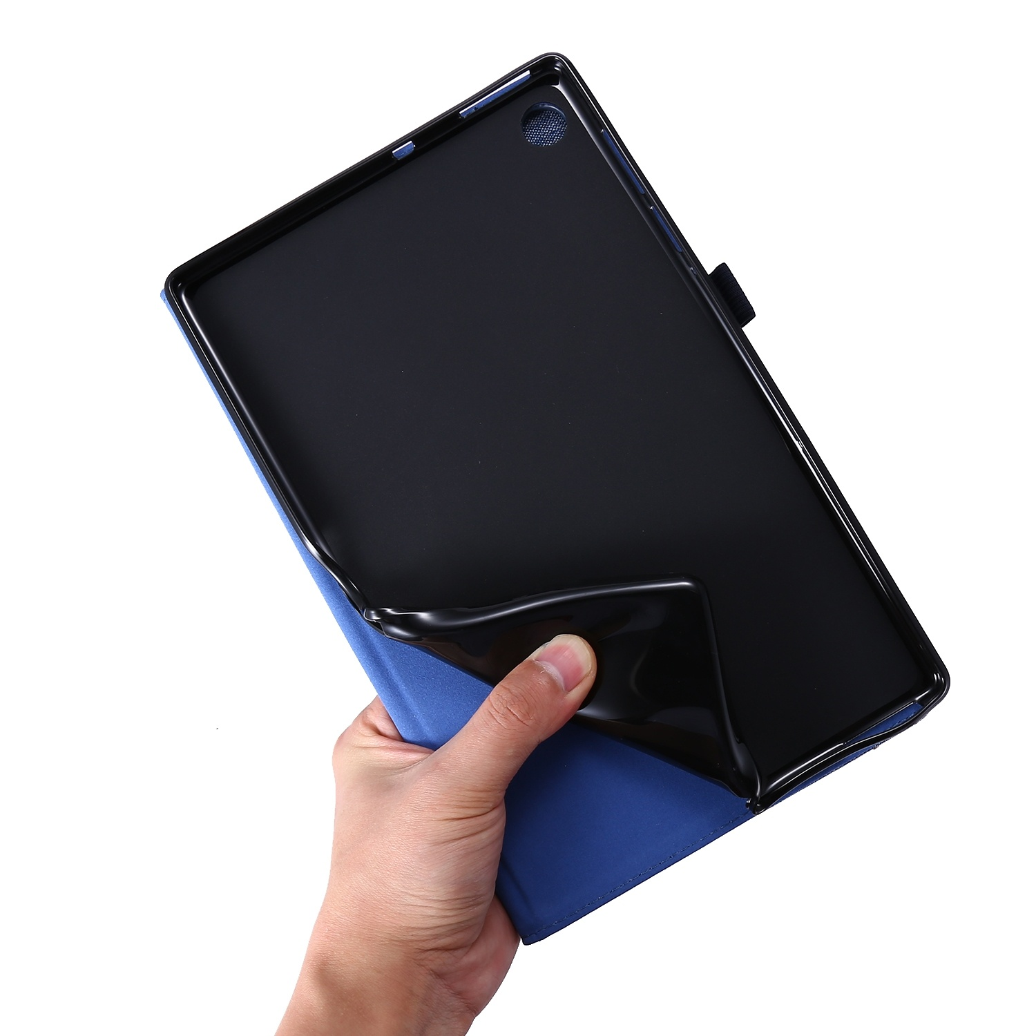 Hand hält eine blaue Tablet-Hülle. Die Hülle ist geöffnet und zeigt den schwarzen Bildschirm.