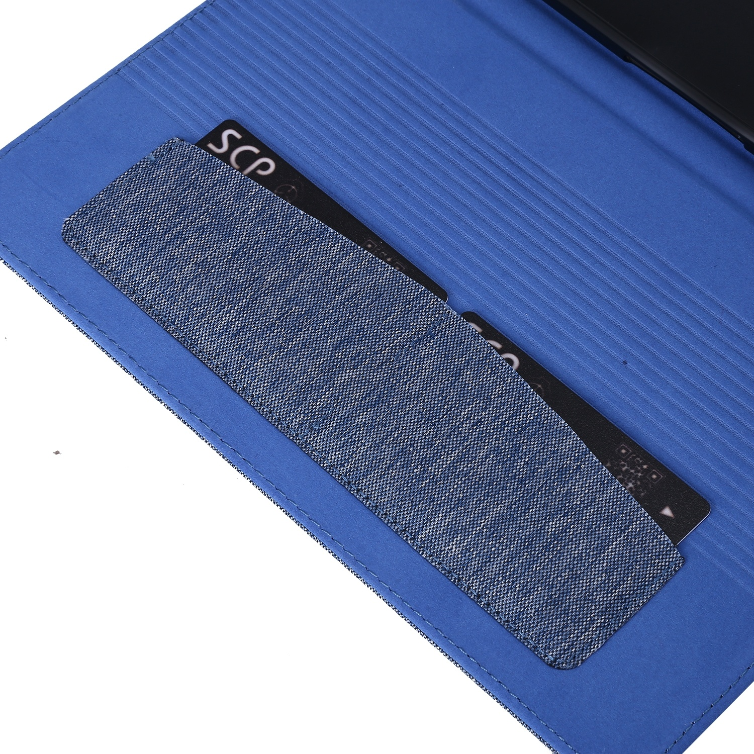 Nahaufnahme einer blauen Handyhülle mit zwei Karten in den Kartenfächern auf weißem Grund.