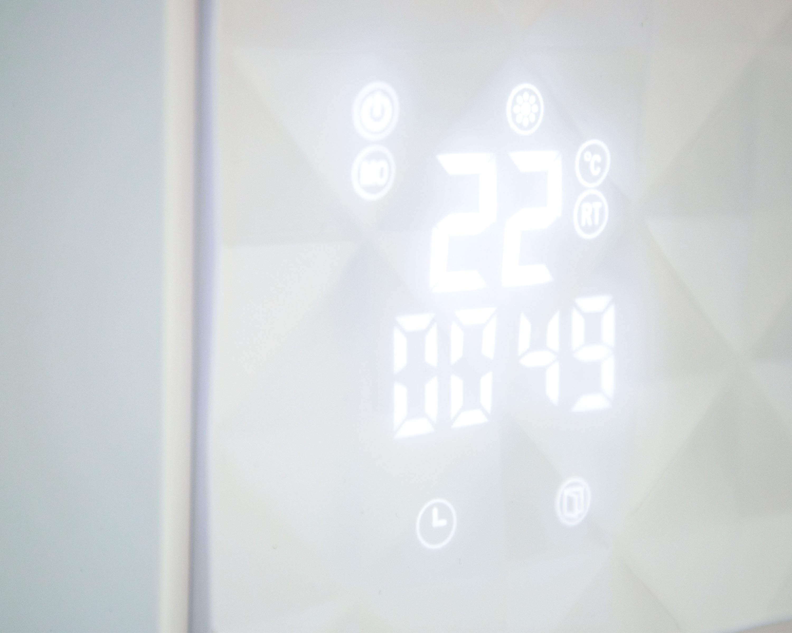 Zbliżenie cyfrowego wyświetlacza pokazującego 22:49 i inne symbole.