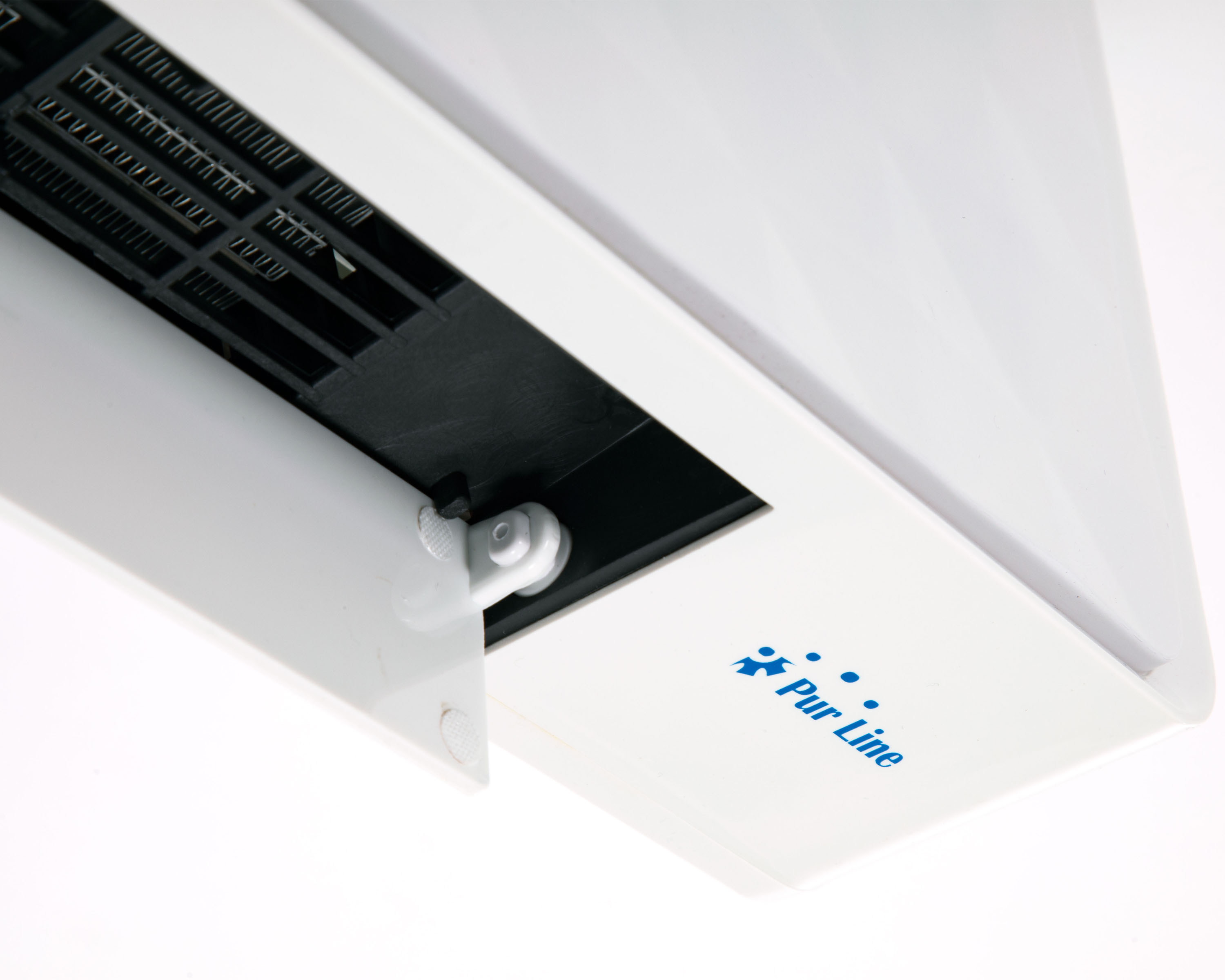 Szczegół białego oczyszczacza powietrza. Biała osłona jest otwarta, odsłaniając czarne wnętrze.