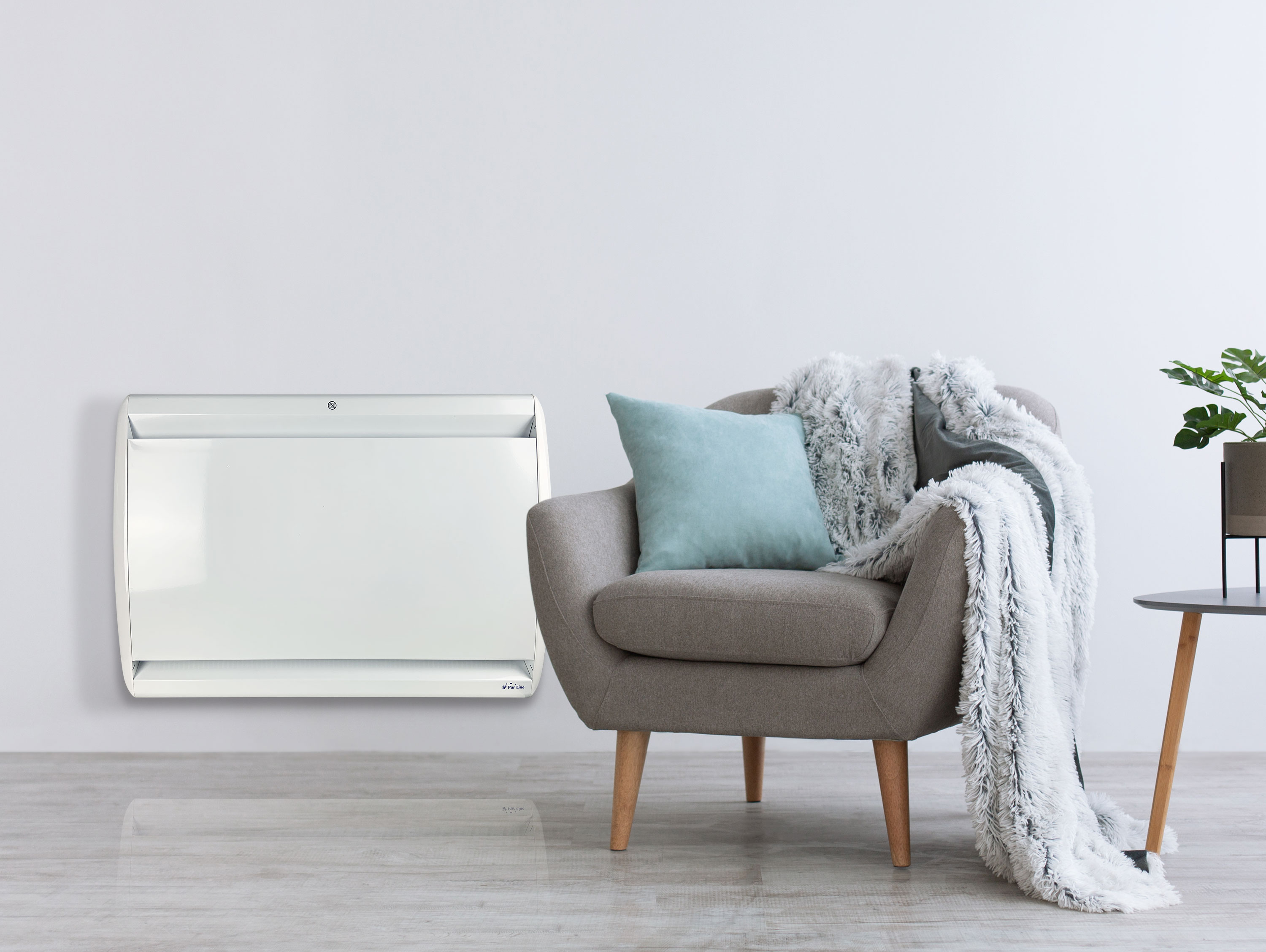 Una escena de sala de estar con un calefactor, una silla, una manta y una mesa auxiliar con una planta.