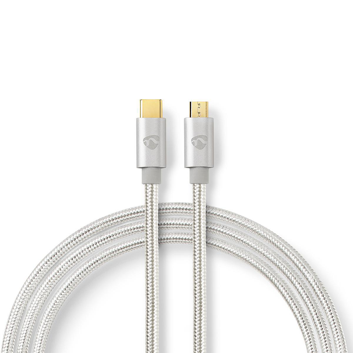 Zwei silberne USB-C-Kabel. Weißer Hintergrund. Gold- und Silberanschlüsse. Geflochtenes Kabel.