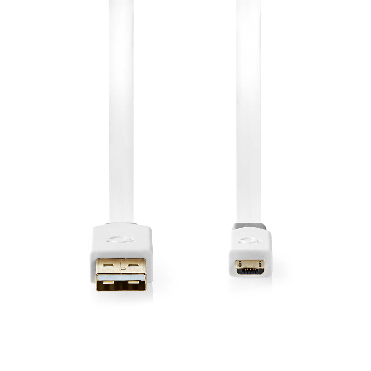 Due cavi USB bianchi con connettori. Sfondo bianco.