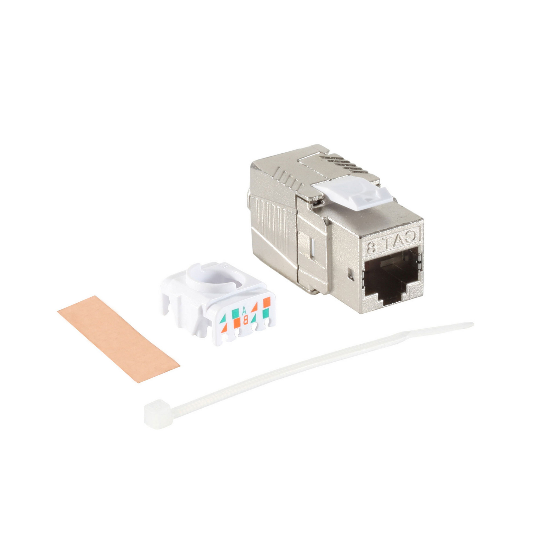 Ein silberner RJ45-Stecker mit einem weißen Kunststoffteil, einem Kabelbinder und einem Etikett auf weißem Hintergrund.