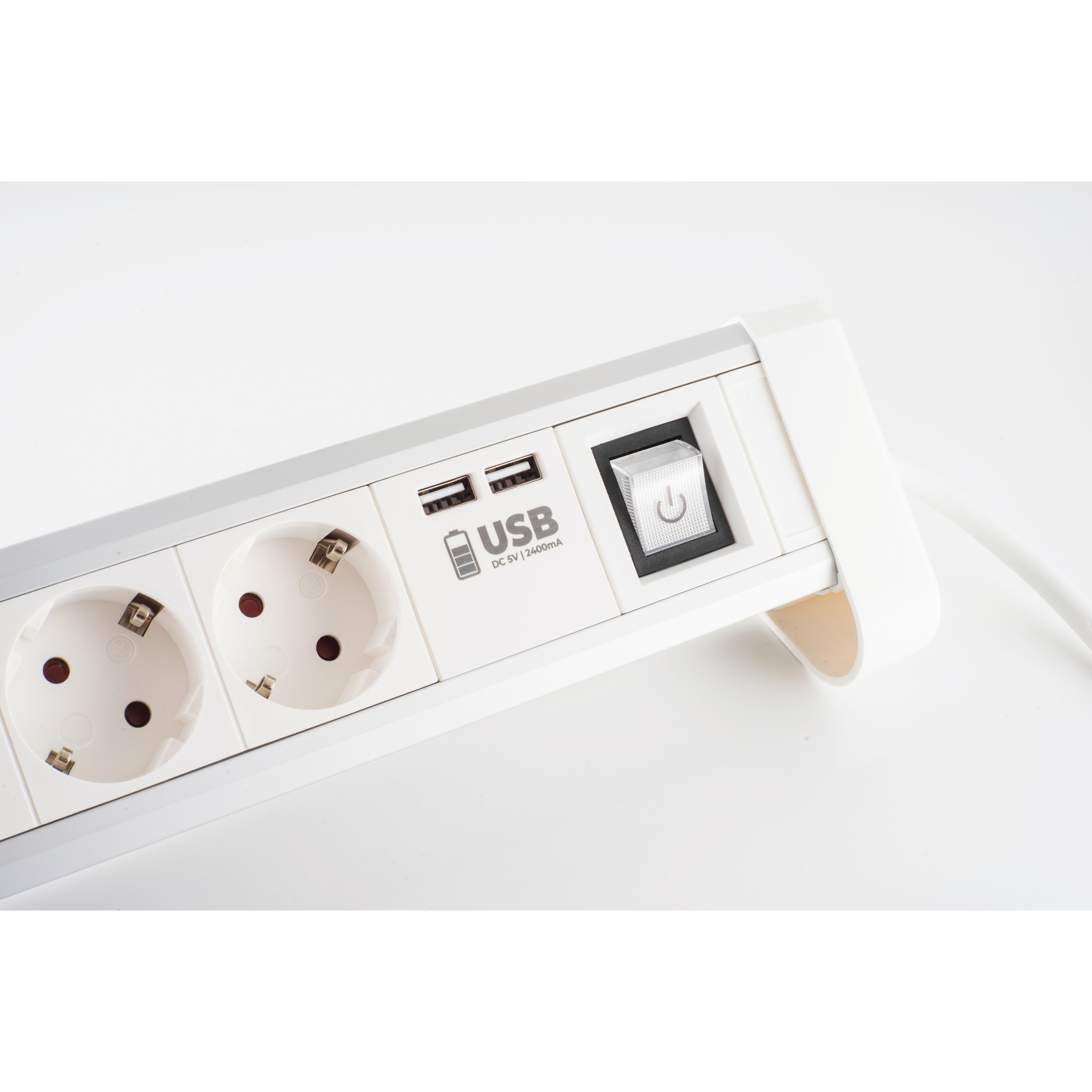 Weiße Steckdosenleiste mit Steckdosen, USB-Anschlüssen und einem Netzschalter. Weißer Hintergrund.