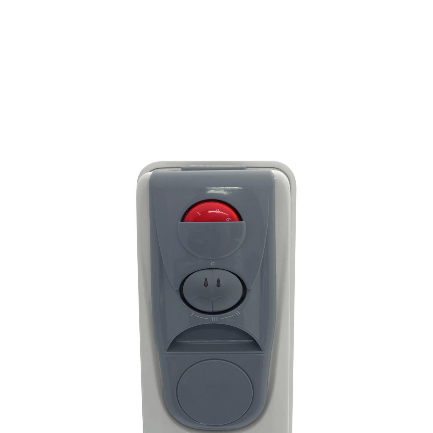 Nahaufnahme eines grau-weißen Elektroheizers mit roten Bedienelementen auf weißem Hintergrund.