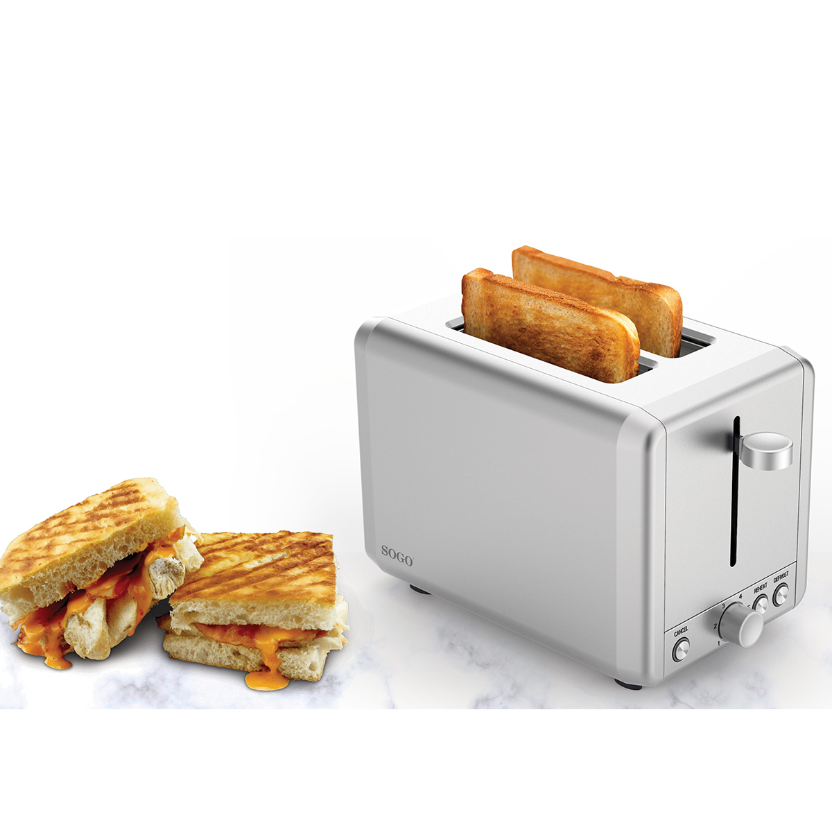Tostapane argentato con due fette di pane tostato. Sandwich al formaggio grigliato a sinistra.