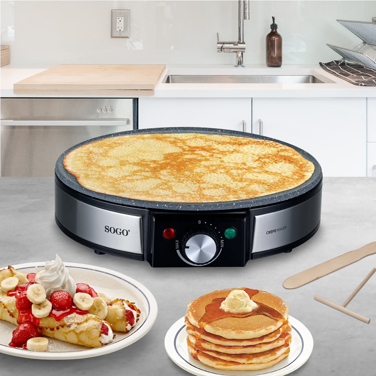 Máquina para hacer crepes con un panqueque, panqueques con mantequilla y crepes con frutas en platos.