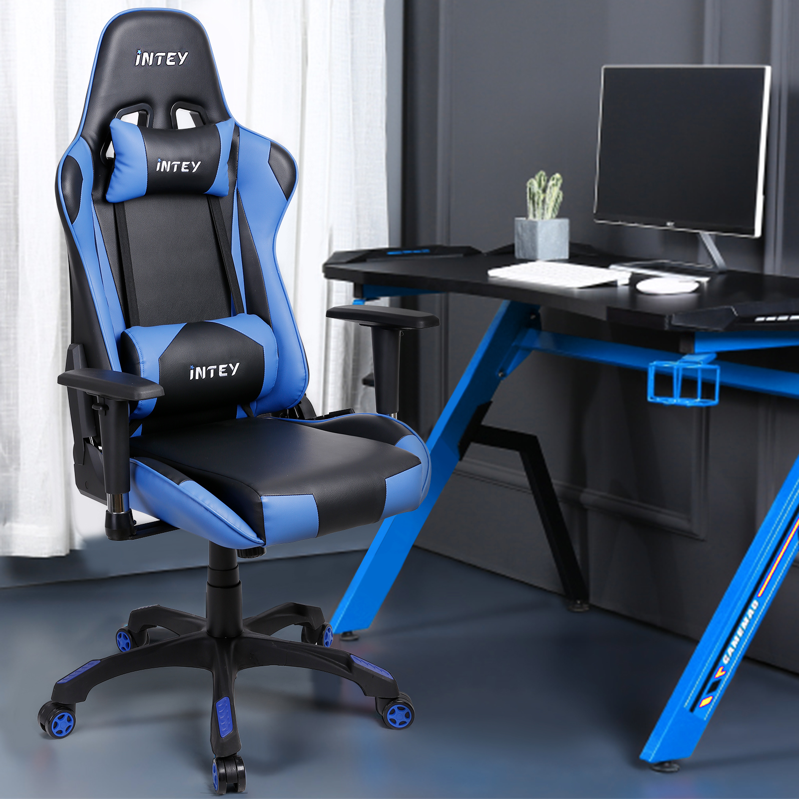 Blau-schwarzer Gaming-Stuhl in einem Raum mit Schreibtisch und Monitor. Der Stuhl hat das Wort INTEY.