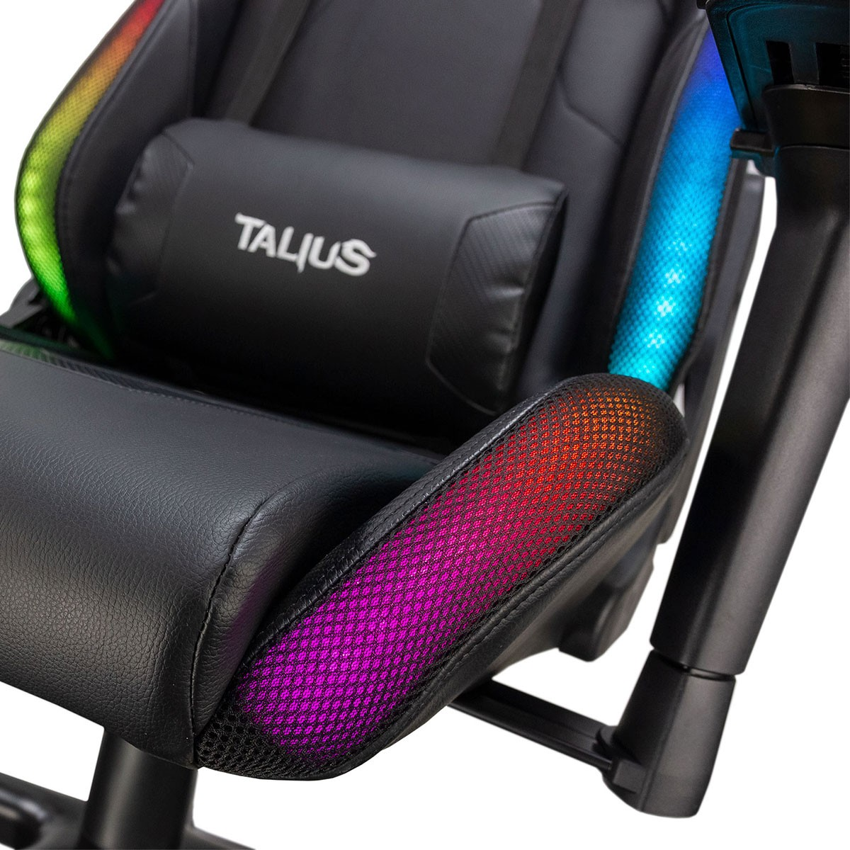 Detalle de silla gaming. Silla negra con luces RGB coloridas en los reposabrazos. La silla es negra.
