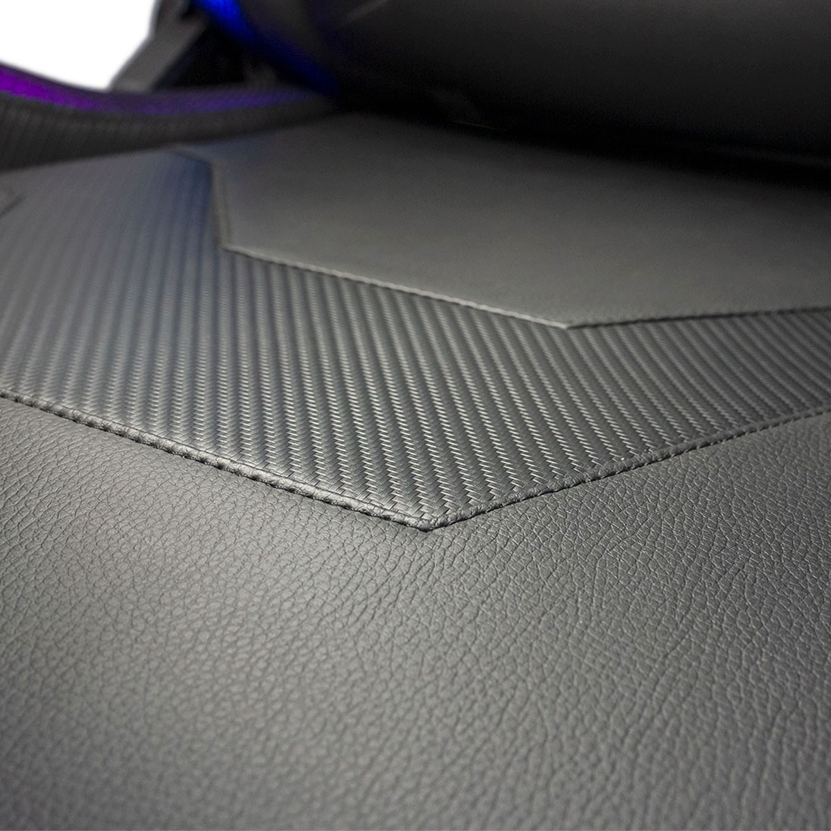 Primer plano de una funda de asiento gris con un patrón texturizado y una costura cosida.
