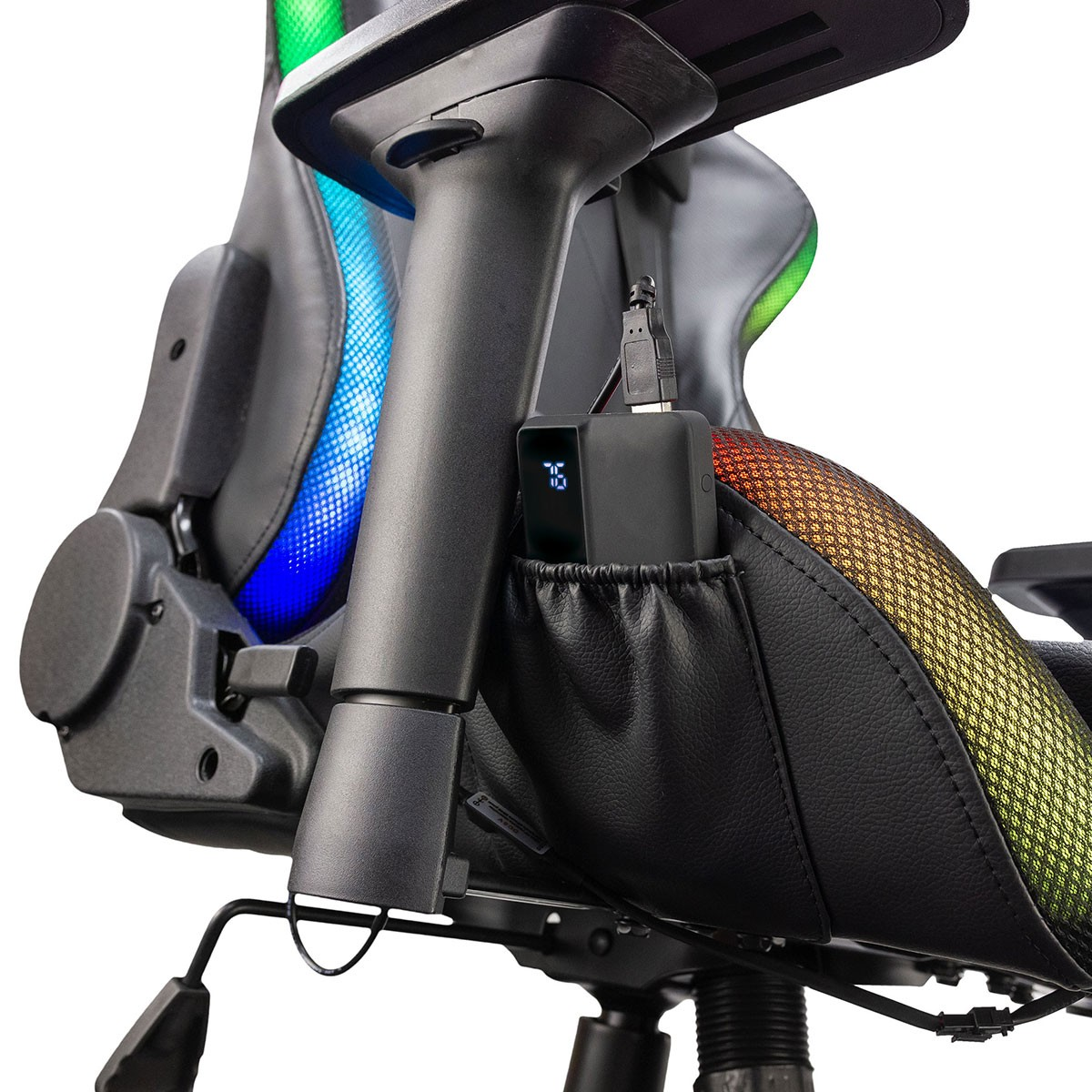 Silla gamer con bolsillo de carga. Silla negra con luces azules, verdes y amarillas. Cable USB enchufado.