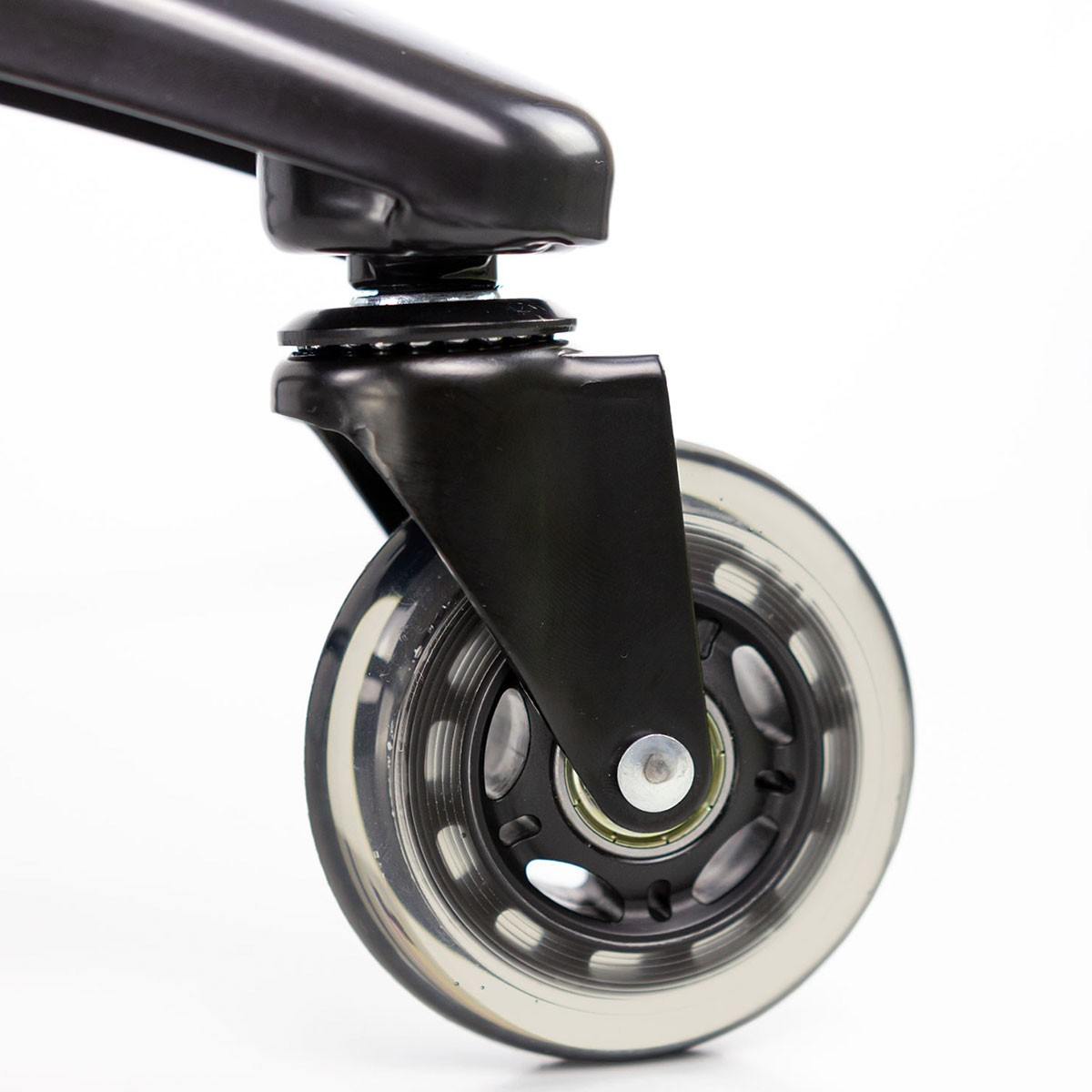 Primer plano de una rueda de silla negra. La rueda es transparente con un marco negro y un cojinete central plateado.