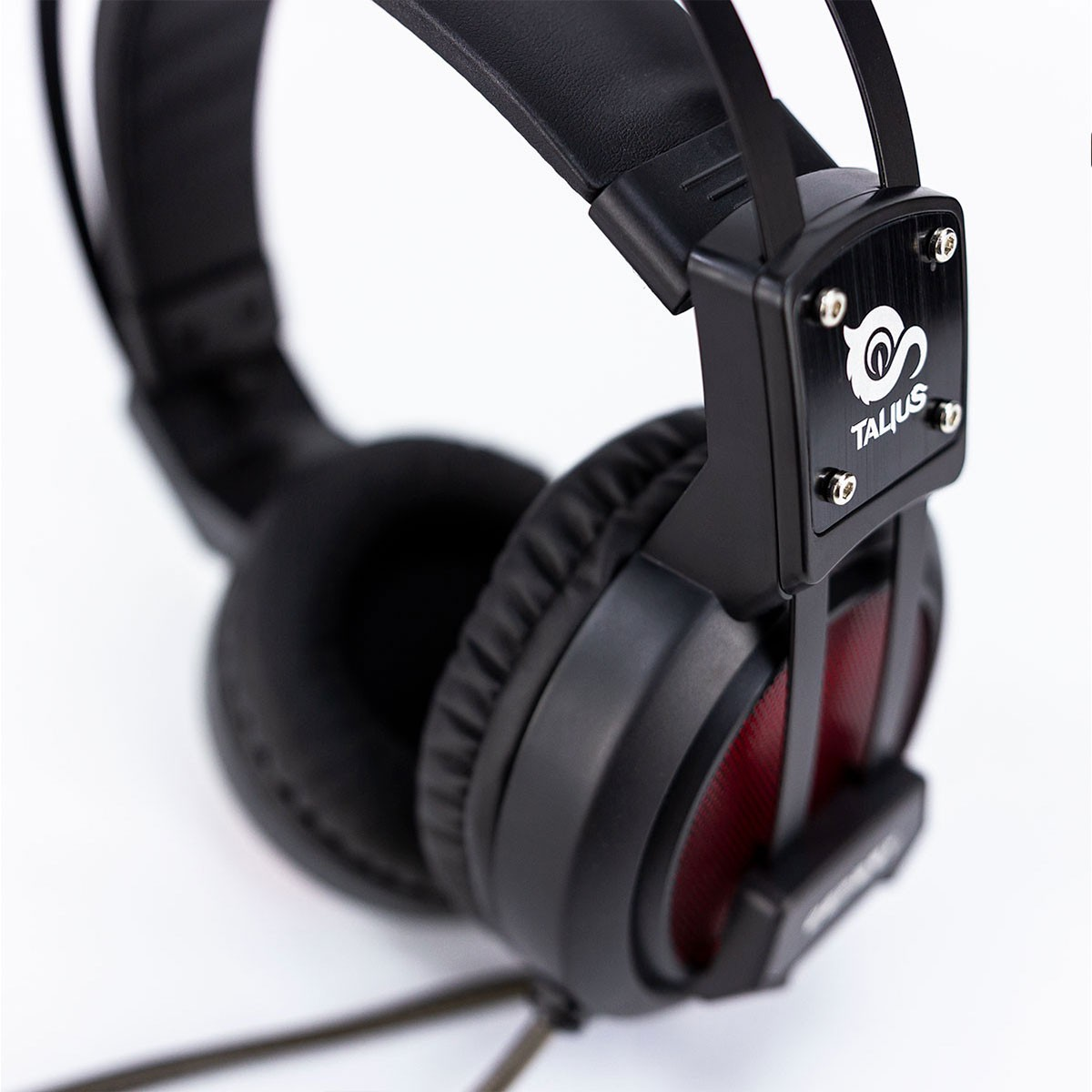 Czarne słuchawki ze srebrnym logo. Muszle są czarne z czerwoną siatką. Dołączony jest przewód.