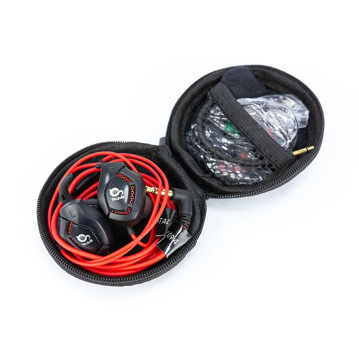 Słuchawki w czarnym etui. Czerwone kable, czarne wkładki douszne i mała siatkowa torba.