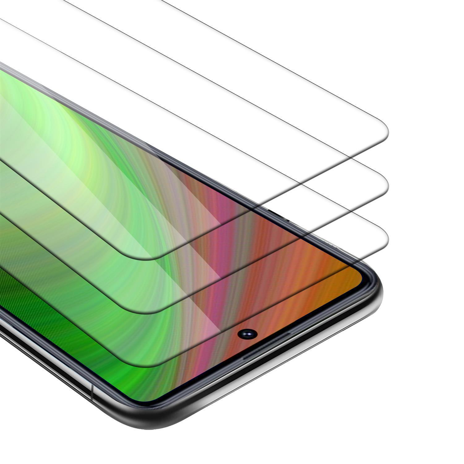 Set di protezioni schermo per telefono. Tre protezioni su un telefono, angolate. Isolato su sfondo bianco.