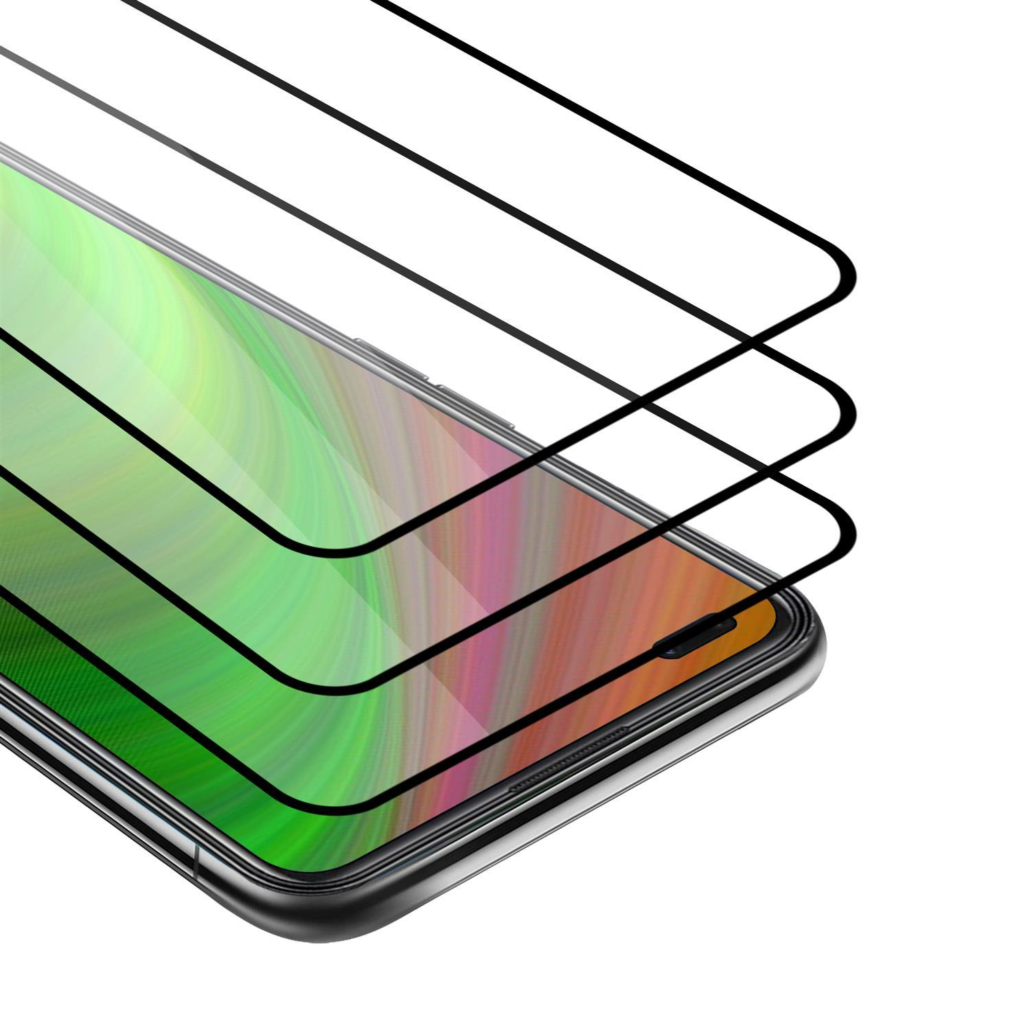Un primo piano di un telefono con tre protezioni per lo schermo, sfondo bianco.