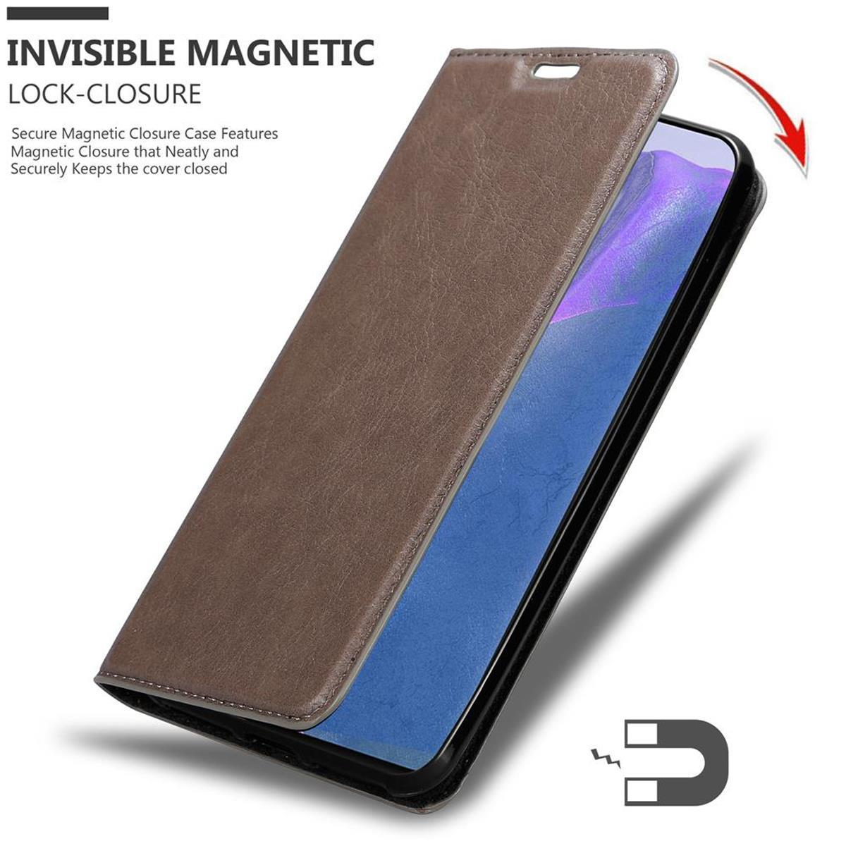 Handyhülle. Braunes Leder, offen. Telefon innen. Magnetverschluss. Weißer Hintergrund.