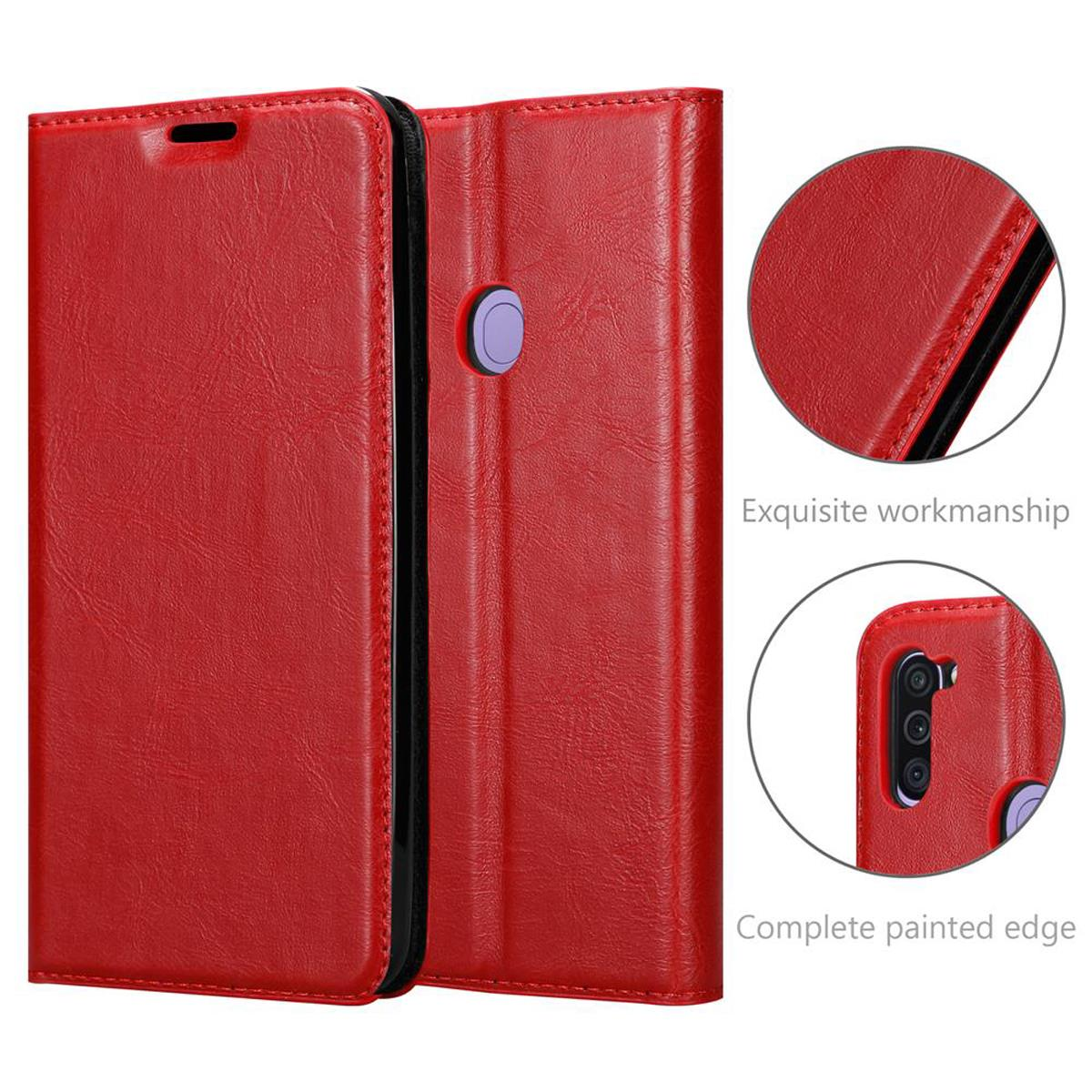 Una custodia per telefono rossa è aperta. Mostra uno slot per telefono, un design floreale e una chiusura magnetica.