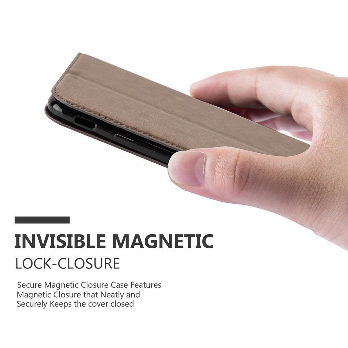 Mano che tiene una custodia marrone per telefono. La custodia ha una chiusura magnetica.