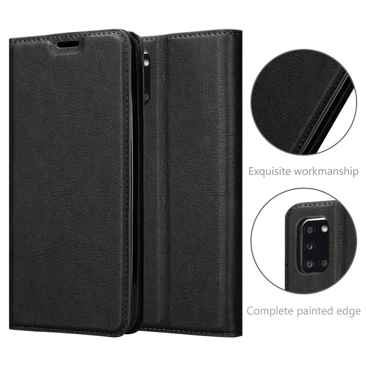 Eine schwarze Leder-Handyhülle ist geöffnet und zeigt das Telefon sowie Details der exquisiten Verarbeitung und des Randes.