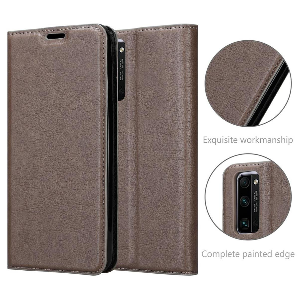Braune Handyh ülle, offen. Zeigt das Telefon im Inneren. Details: exquisite Verarbeitung und komplett lackierte Kante.