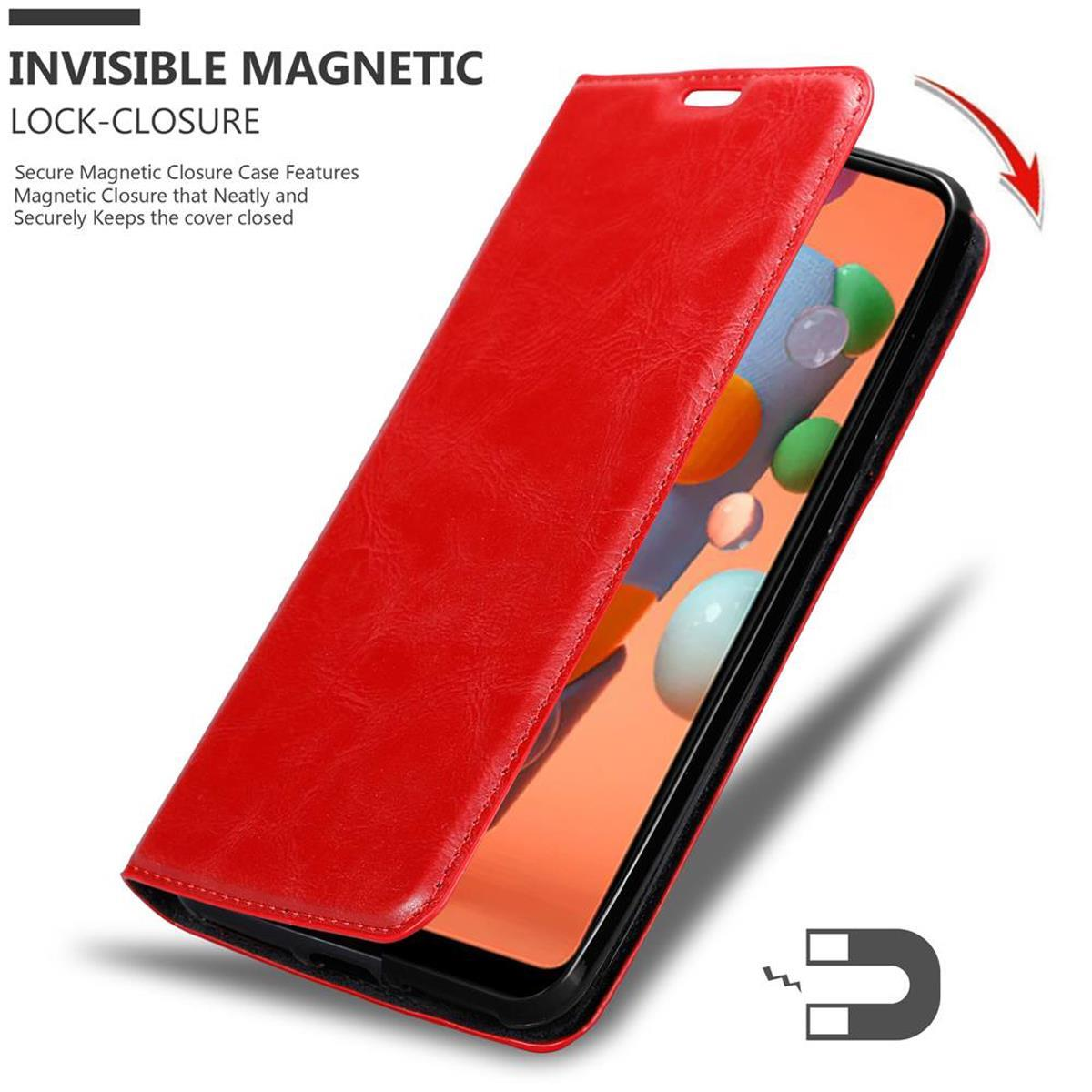 Custodia rossa per telefono aperta, che rivela un telefono nero. Una freccia indica la chiusura magnetica.
