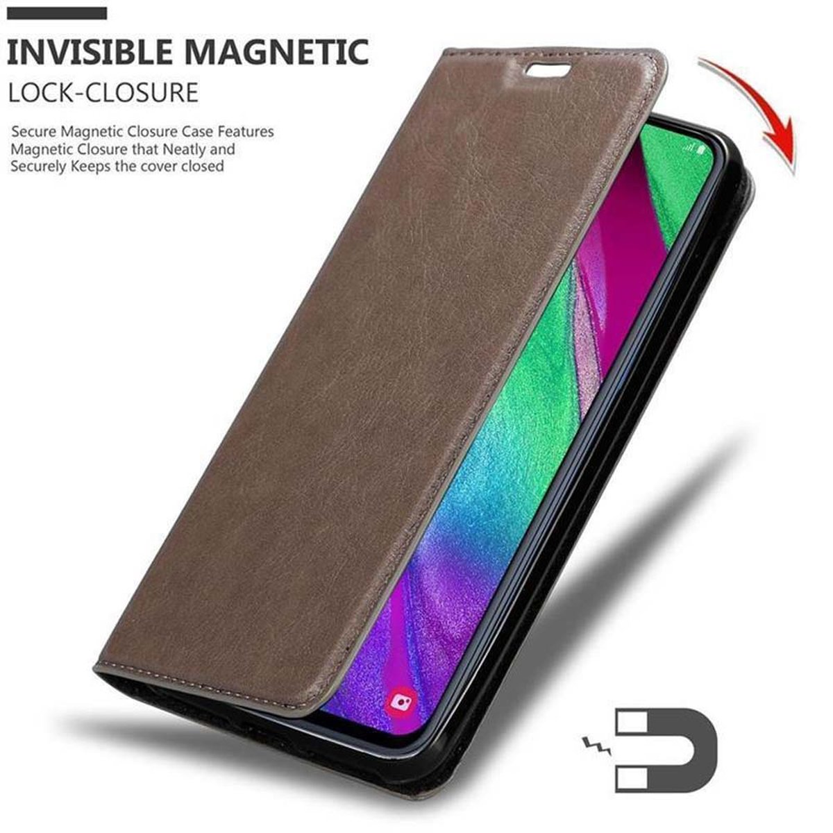 Custodia per telefono in pelle marrone, con il telefono parzialmente visibile. La custodia è aperta, con una chiusura magnetica.