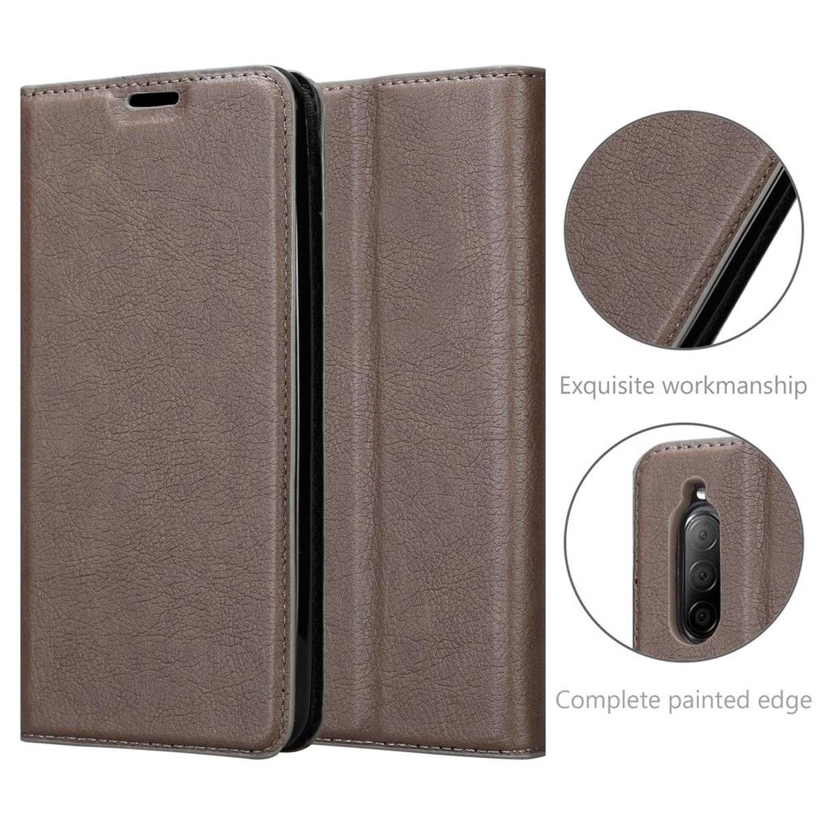 Braune Leder-Handyhülle mit offenem Design. Details der Verarbeitung werden hervorgehoben.