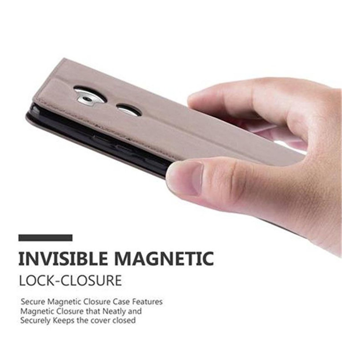 Una mano che tiene una custodia per telefono chiusa. La custodia è marrone e ha una chiusura magnetica.