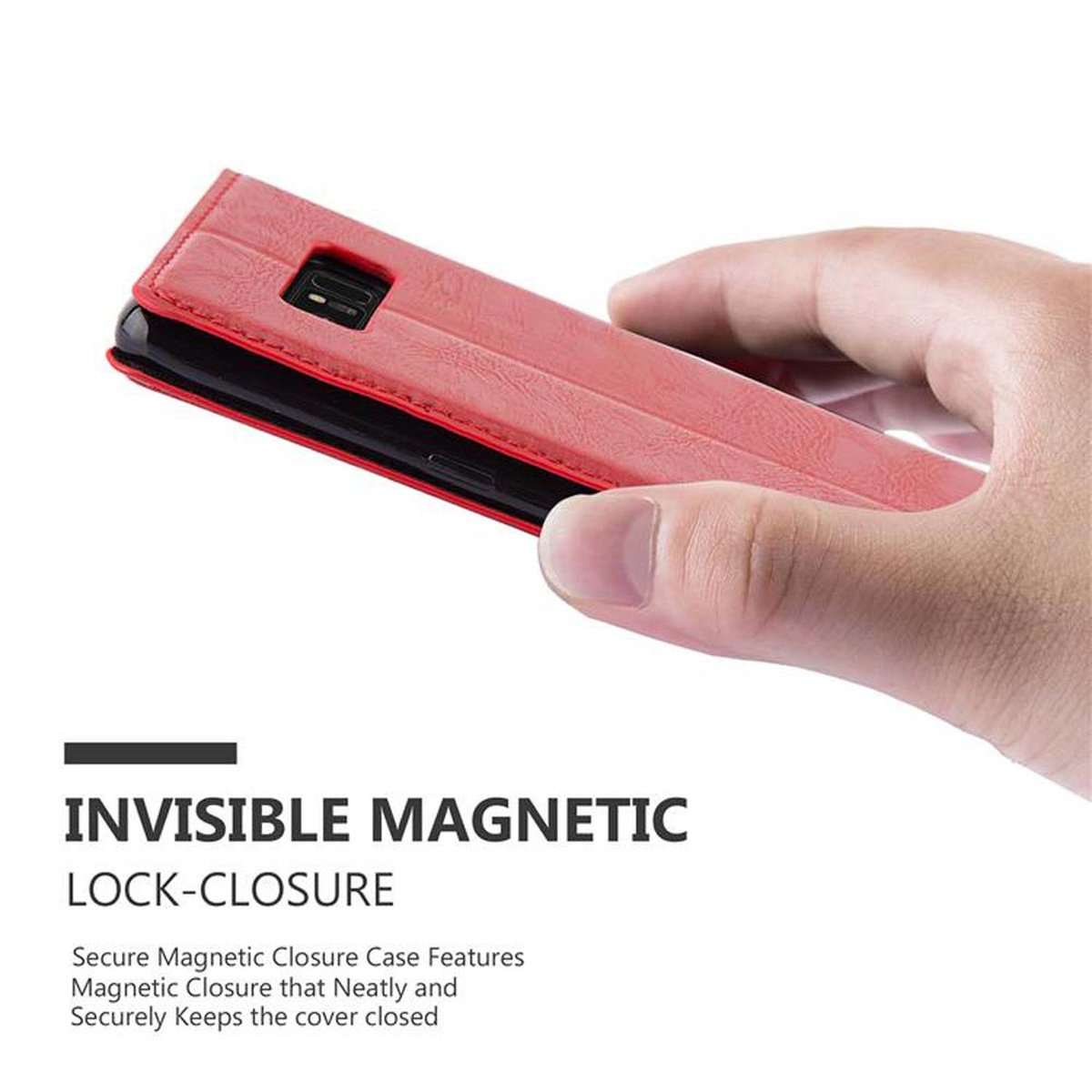 Una mano tiene una custodia rossa, chiusa. La custodia ha una chiusura magnetica.