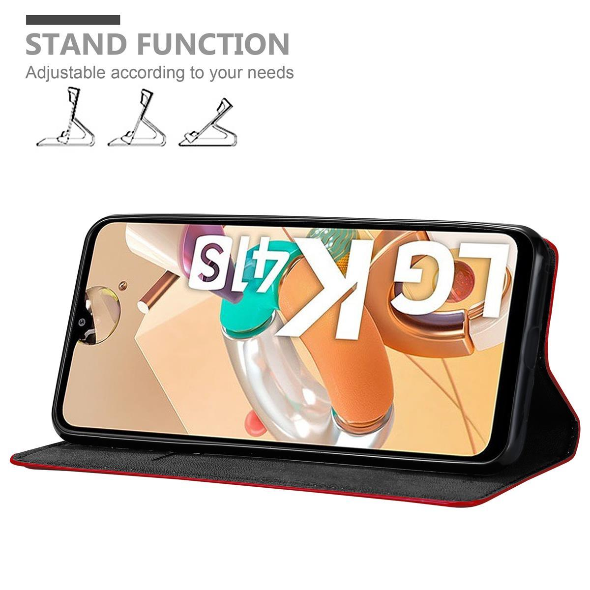 Un telefono all'interno di una custodia nera e rossa che mostra lo schermo dell'LG K41S.