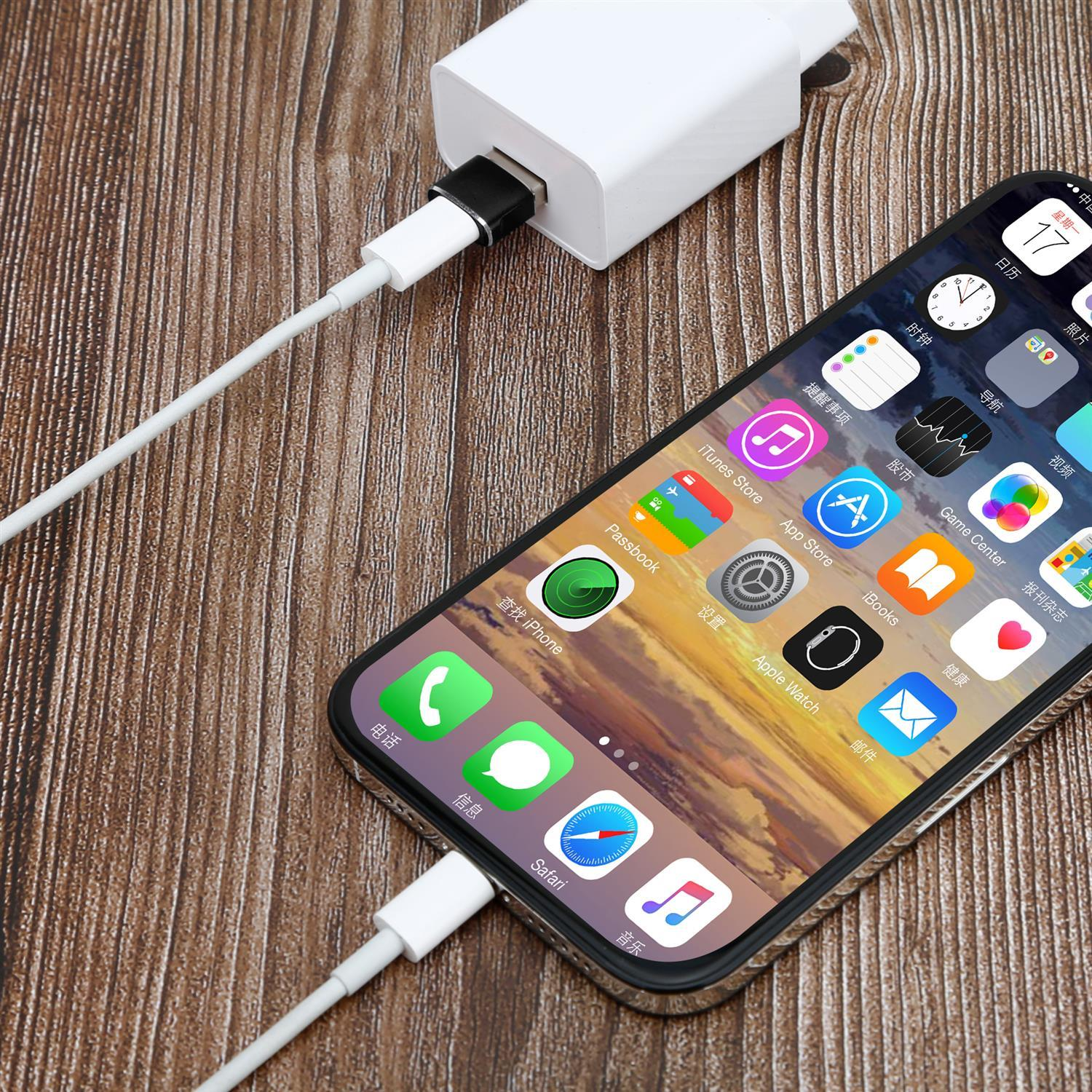 Teléfono conectado a un cargador blanco. La pantalla del teléfono muestra iconos de aplicaciones.