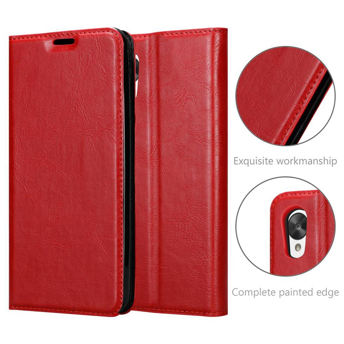 Funda de teléfono roja abierta. Vista detallada de costuras y recorte de cámara. Texto: Exquisita mano de obra, borde pintado.