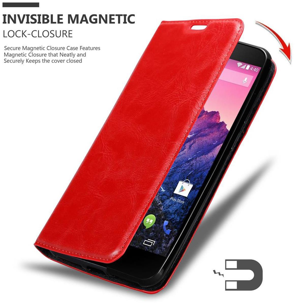 Funda de teléfono roja, abierta, mostrando un teléfono. Cierre magnético, mantiene la funda cerrada.